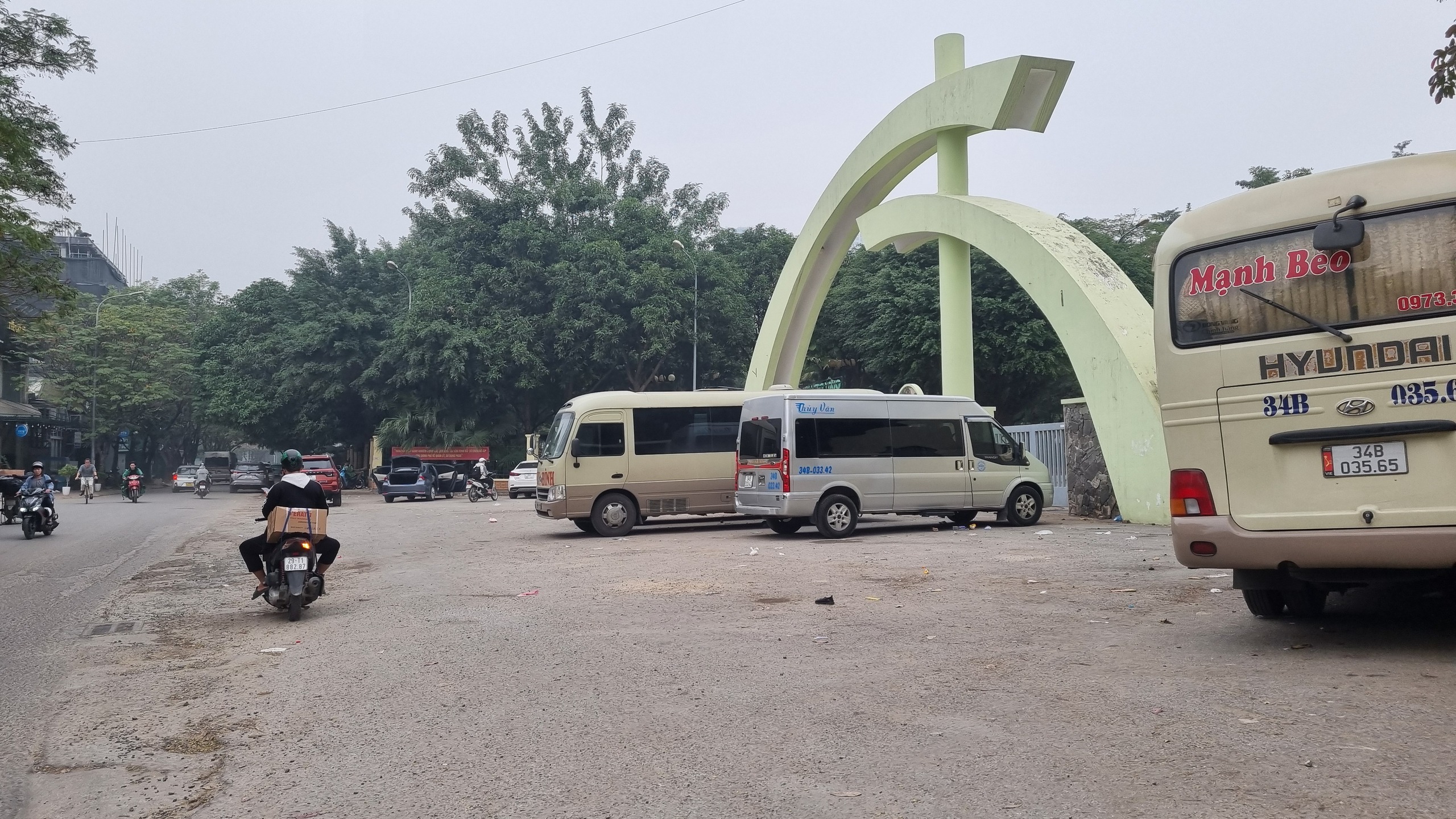 Hà Nội: Ô tô chiếm trọn vỉa hè công viên Cầu Giấy- Ảnh 2.