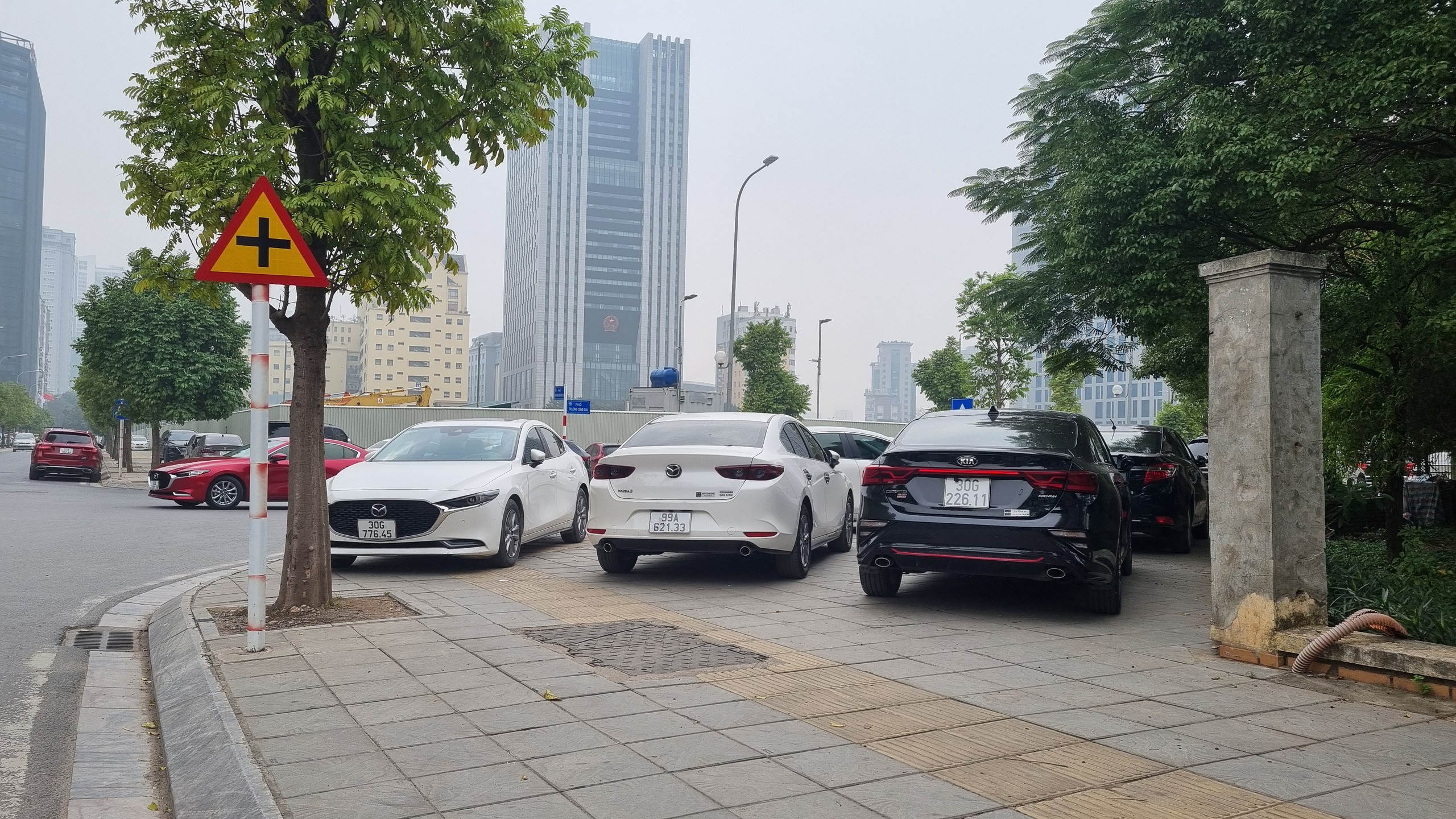 Hà Nội: Ô tô chiếm trọn vỉa hè công viên Cầu Giấy- Ảnh 11.