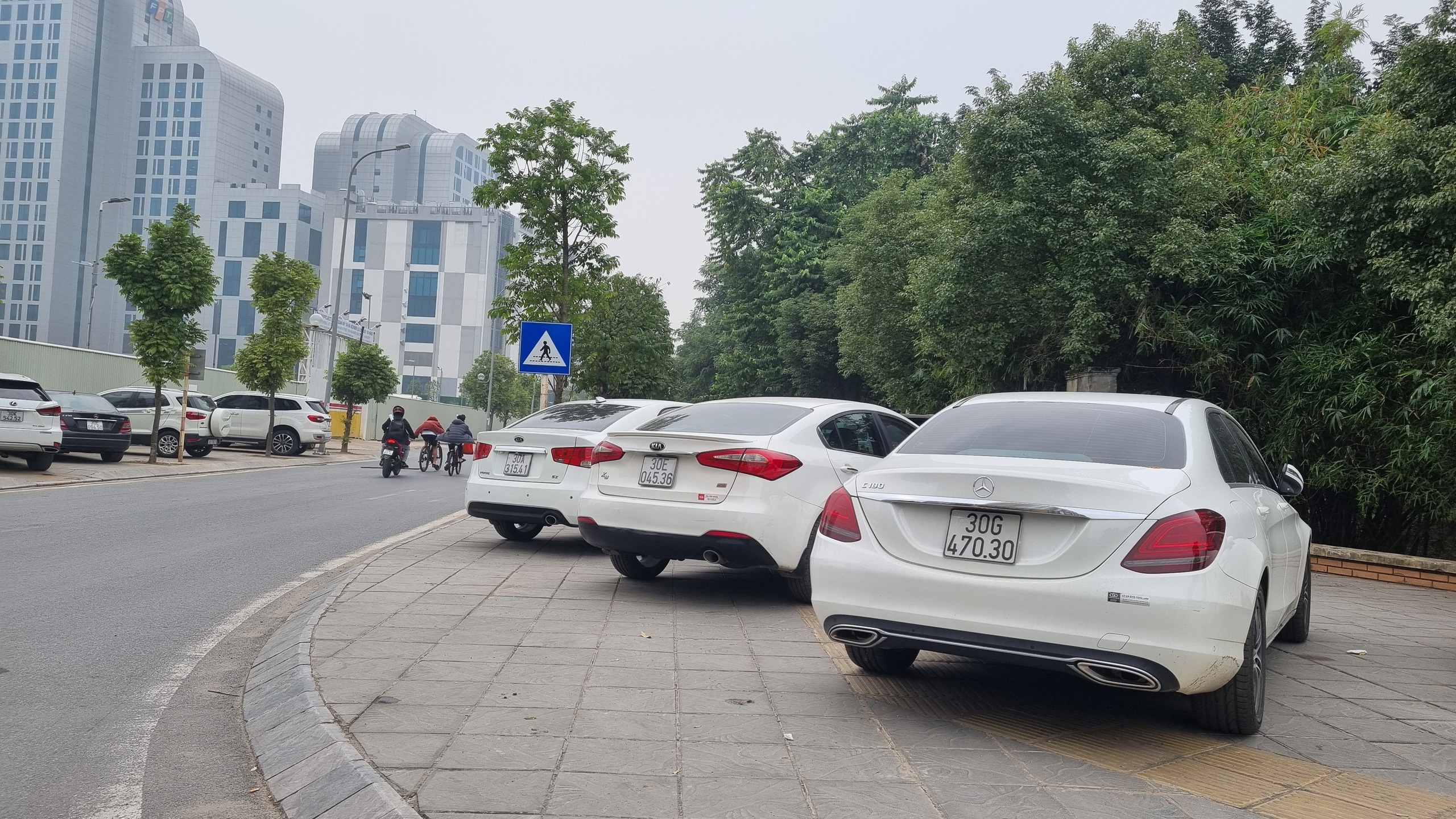 Hà Nội: Ô tô chiếm trọn vỉa hè công viên Cầu Giấy- Ảnh 10.