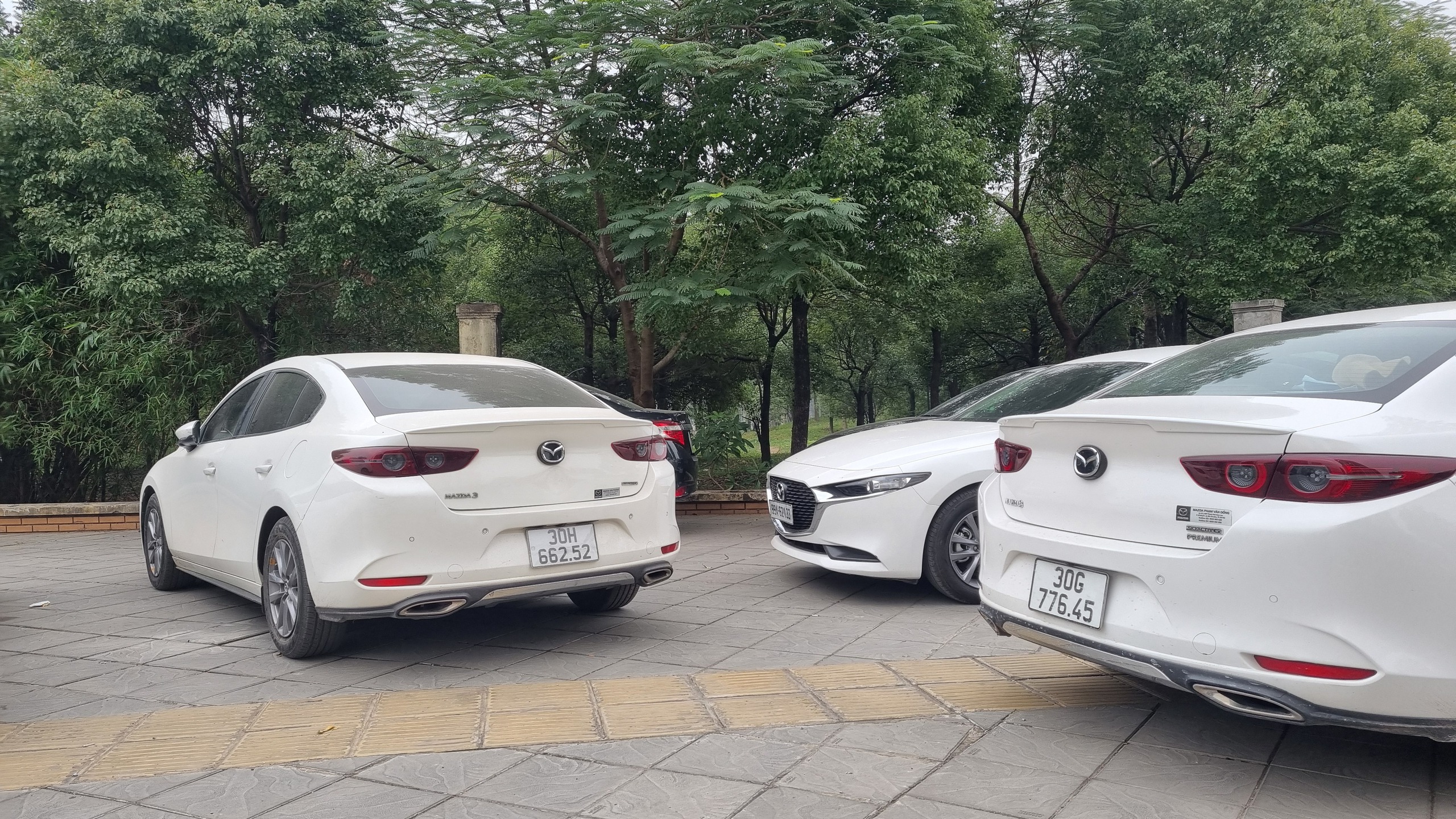 Hà Nội: Ô tô chiếm trọn vỉa hè công viên Cầu Giấy- Ảnh 12.