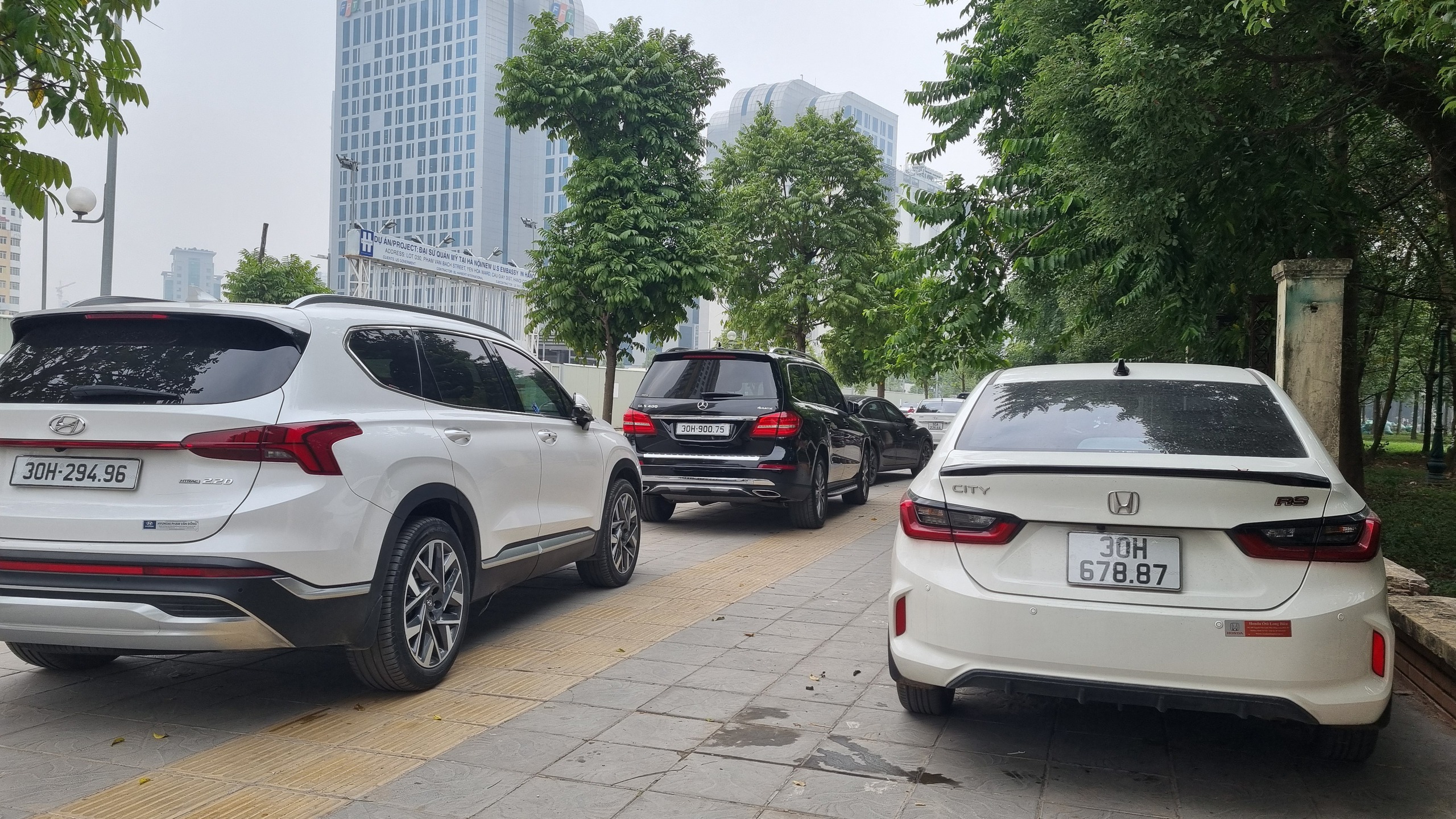 Hà Nội: Ô tô chiếm trọn vỉa hè công viên Cầu Giấy- Ảnh 4.