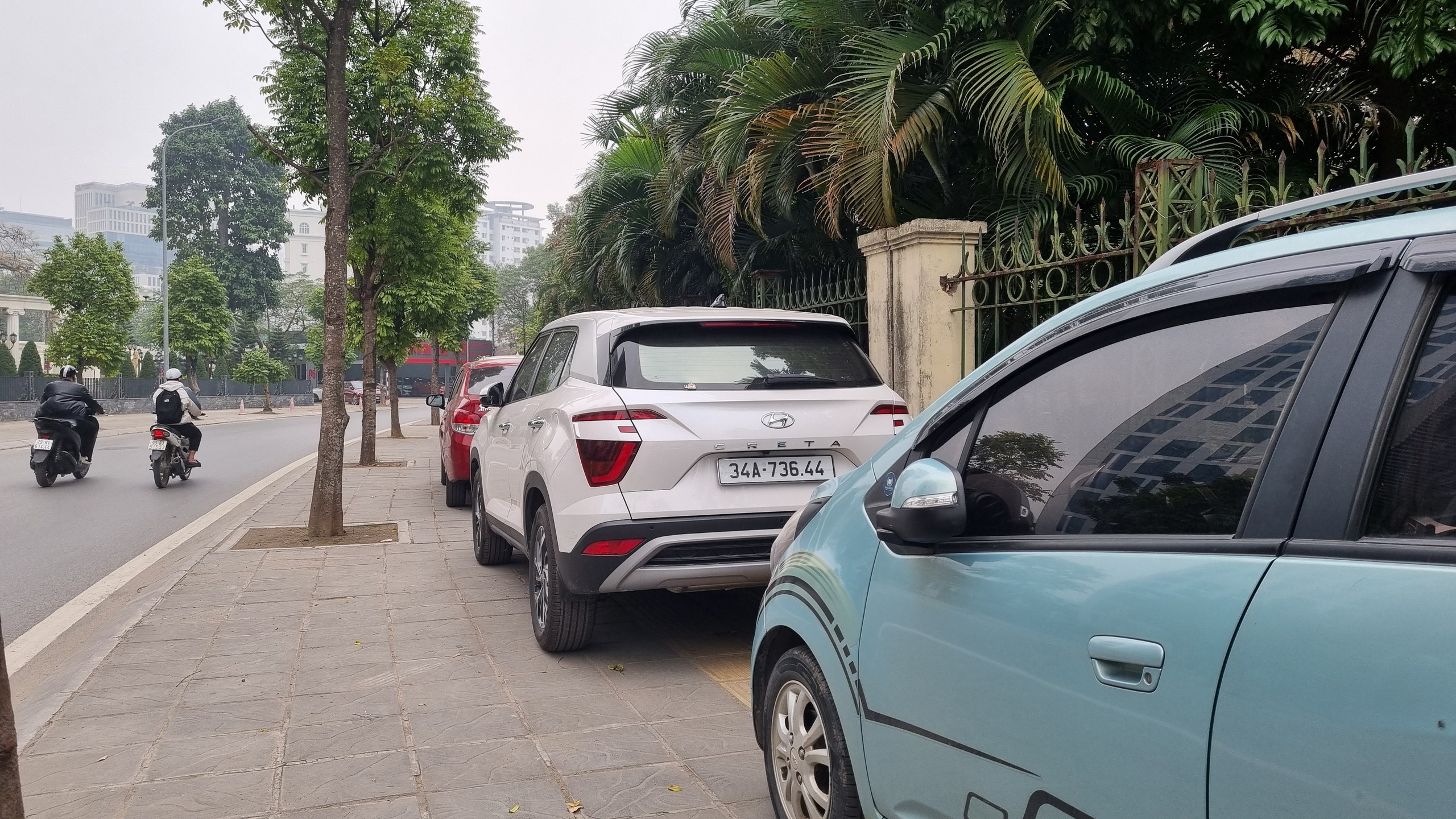 Hà Nội: Ô tô chiếm trọn vỉa hè công viên Cầu Giấy- Ảnh 6.