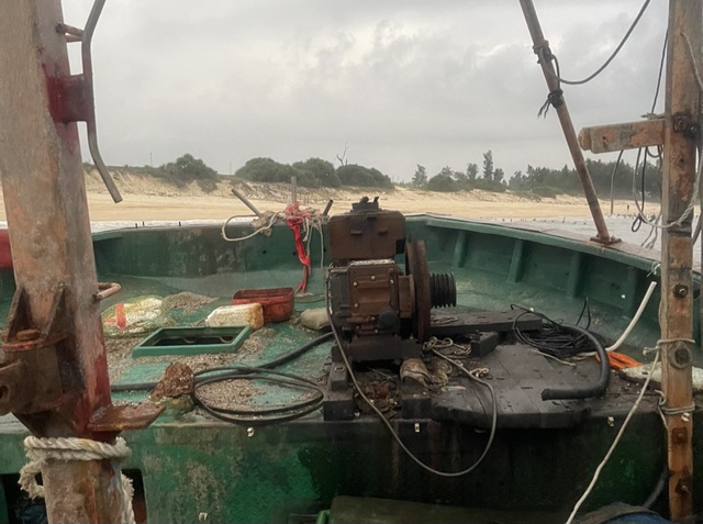 Cận cảnh tàu lạ ghi chữ nước ngoài trôi dạt vào bờ biển Quảng Trị- Ảnh 4.