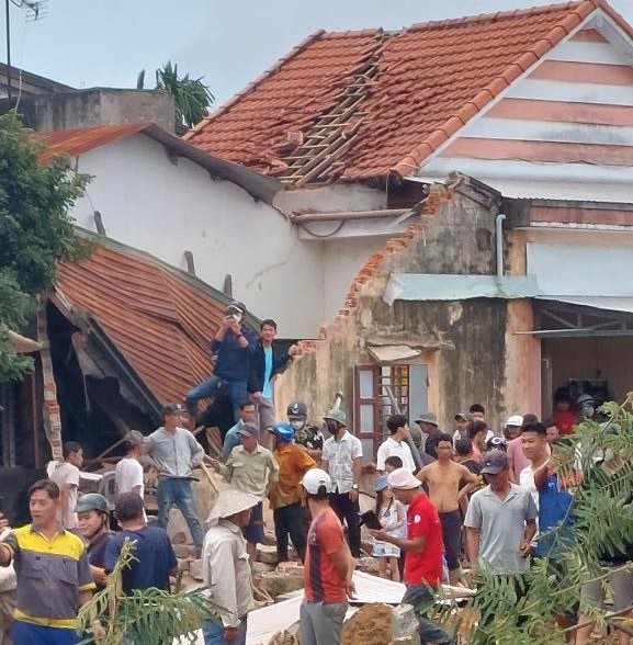 Video hiện trường máy bay rơi, bốc cháy, gây sập nhà dân ở Quảng Nam- Ảnh 2. Video hiện trường máy bay rơi, bốc cháy, gây sập nhà dân ở Quảng Nam- Ảnh 2.