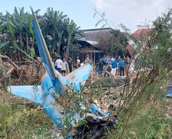 Video hiện trường máy bay rơi, bốc cháy, gây sập nhà dân ở Quảng Nam- Ảnh 1. Video hiện trường máy bay rơi, bốc cháy, gây sập nhà dân ở Quảng Nam- Ảnh 1.