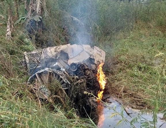 Video hiện trường máy bay rơi, bốc cháy, gây sập nhà dân ở Quảng Nam- Ảnh 3. Video hiện trường máy bay rơi, bốc cháy, gây sập nhà dân ở Quảng Nam- Ảnh 3.