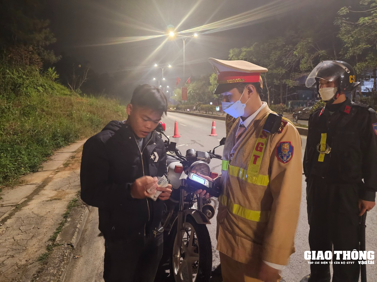 Mất gần một tháng lương vì vài chén rượu tất niên- Ảnh 1.