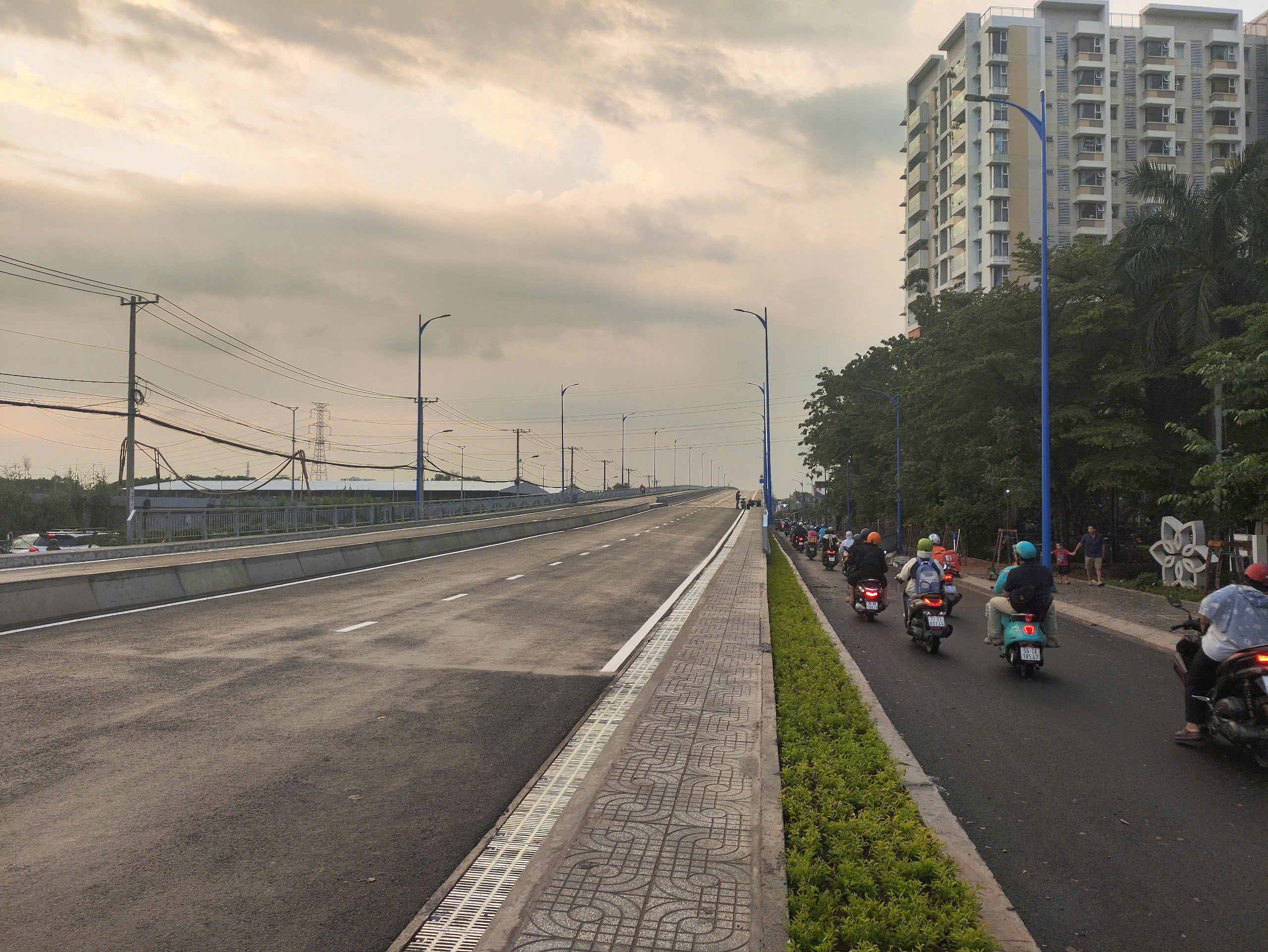 Hình ảnh cầu Nam Lý trước ngày thông xe - Ảnh 2.