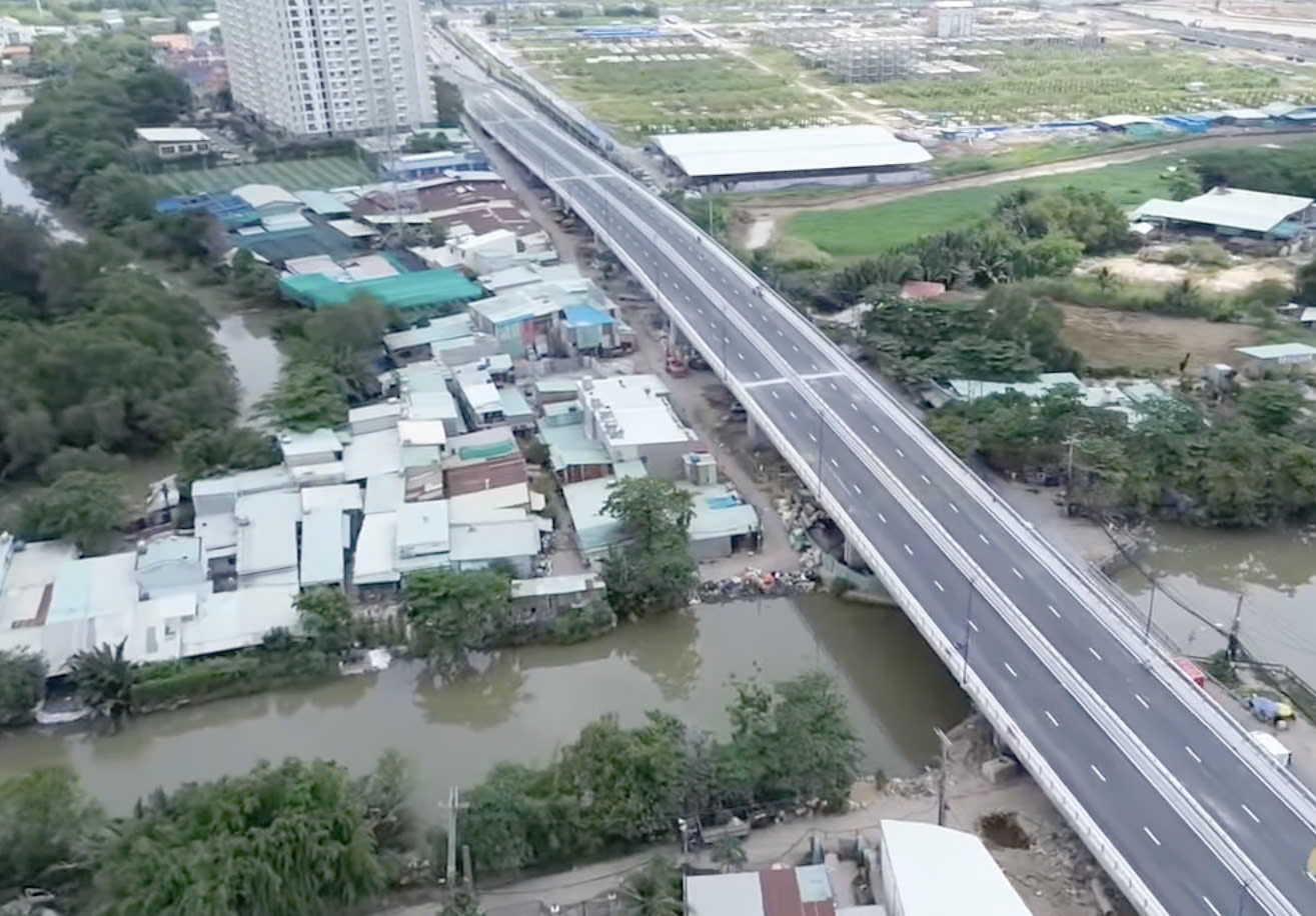 Hình ảnh cầu Nam Lý trước ngày thông xe - Ảnh 1.