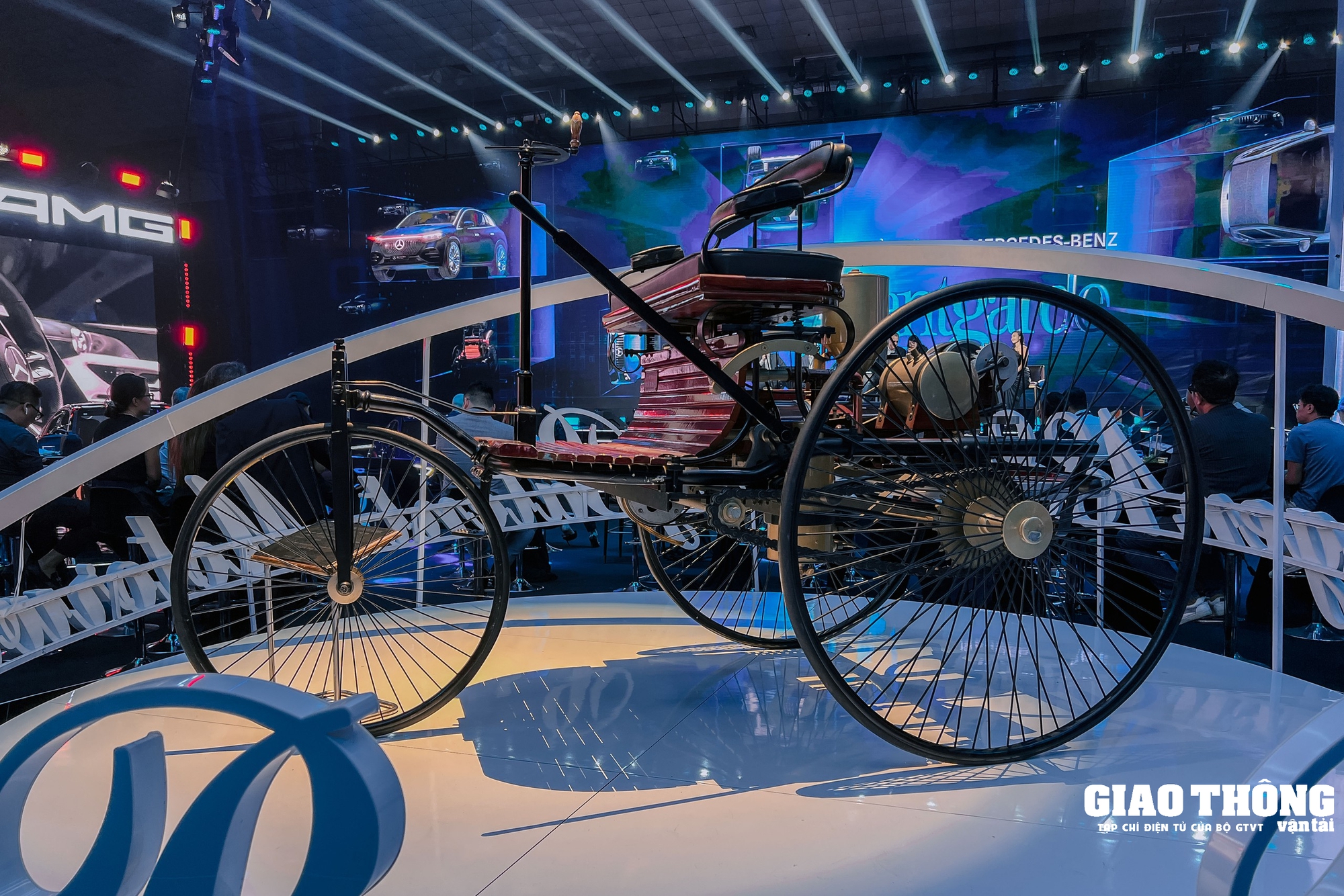 Cận cảnh xe điện Mercedes-Maybach EQS 680 SUV mới bán tại Việt Nam: Điểm nhấn nội thất, giá hơn 7 tỷ đồng - Ảnh 13.