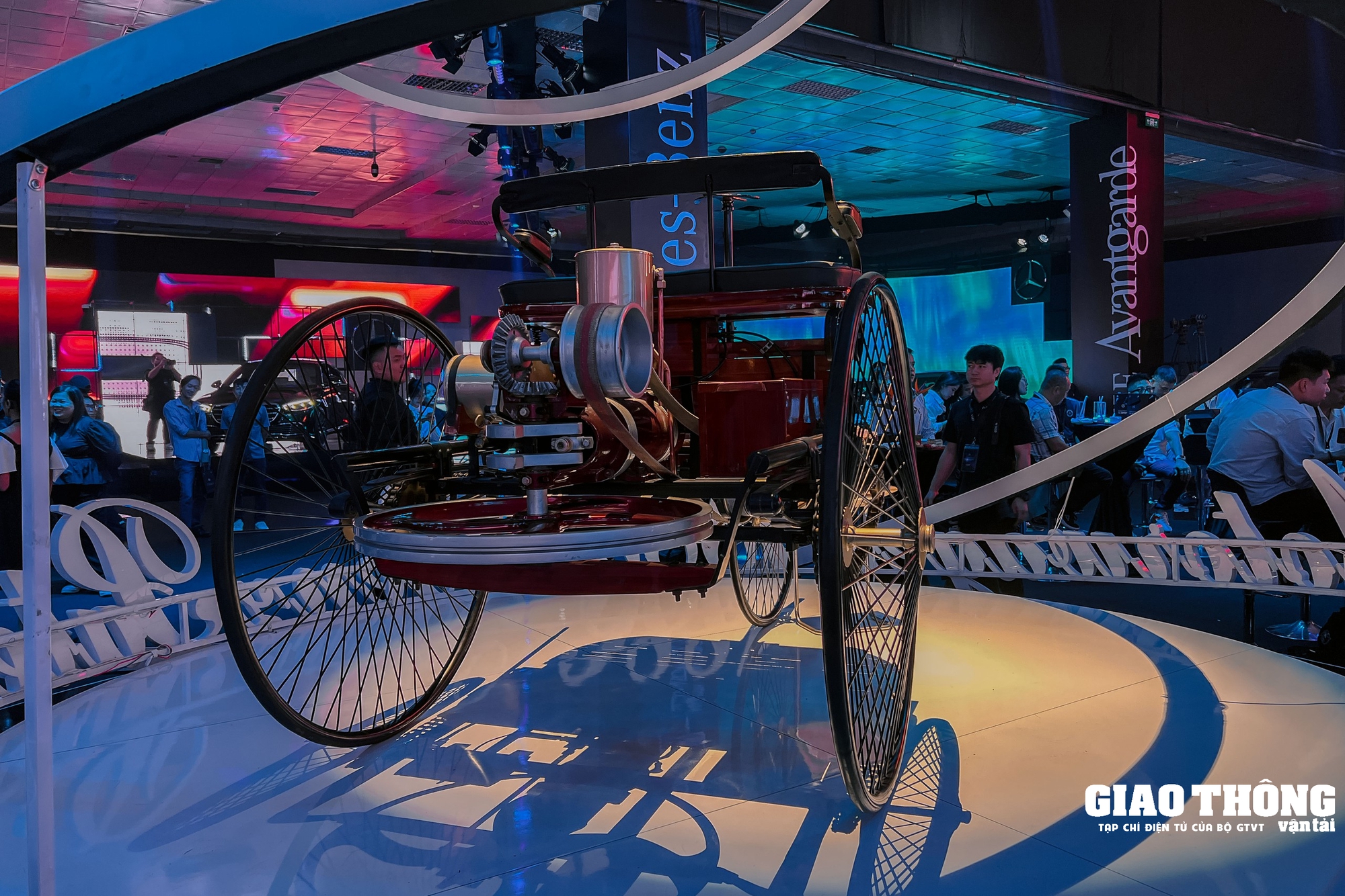 Cận cảnh xe điện Mercedes-Maybach EQS 680 SUV mới bán tại Việt Nam: Điểm nhấn nội thất, giá hơn 7 tỷ đồng - Ảnh 15.