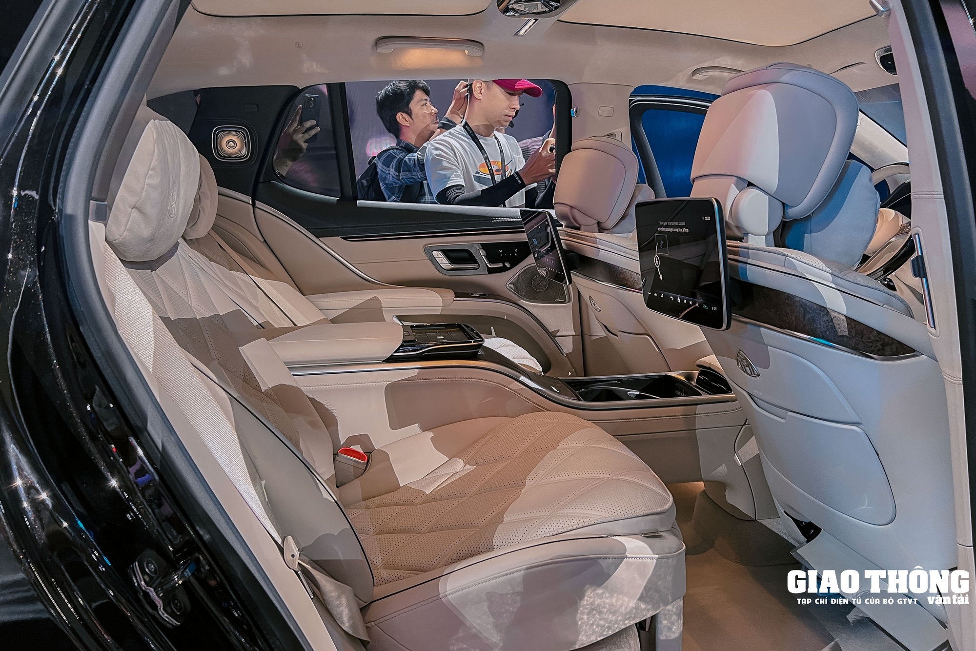 Cận cảnh xe điện Mercedes-Maybach EQS 680 SUV mới bán tại Việt Nam: Điểm nhấn nội thất, giá hơn 7 tỷ đồng - Ảnh 11.