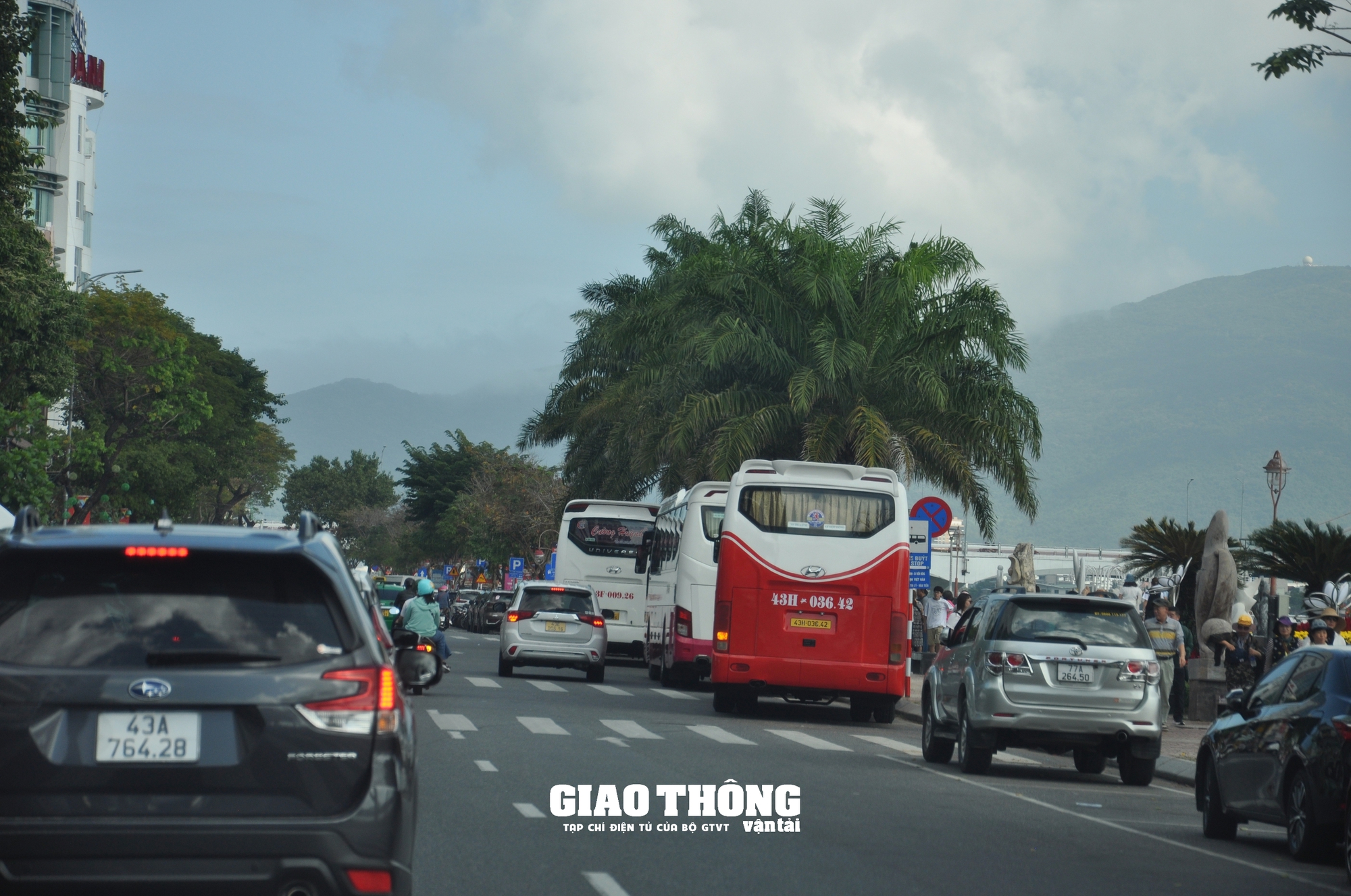 Đà Nẵng: Thu phí đỗ xe trên đường Bạch Đằng, Trần Phú nhằm hạn chế tình trạng chiếm dụng lòng đường - Ảnh 1.