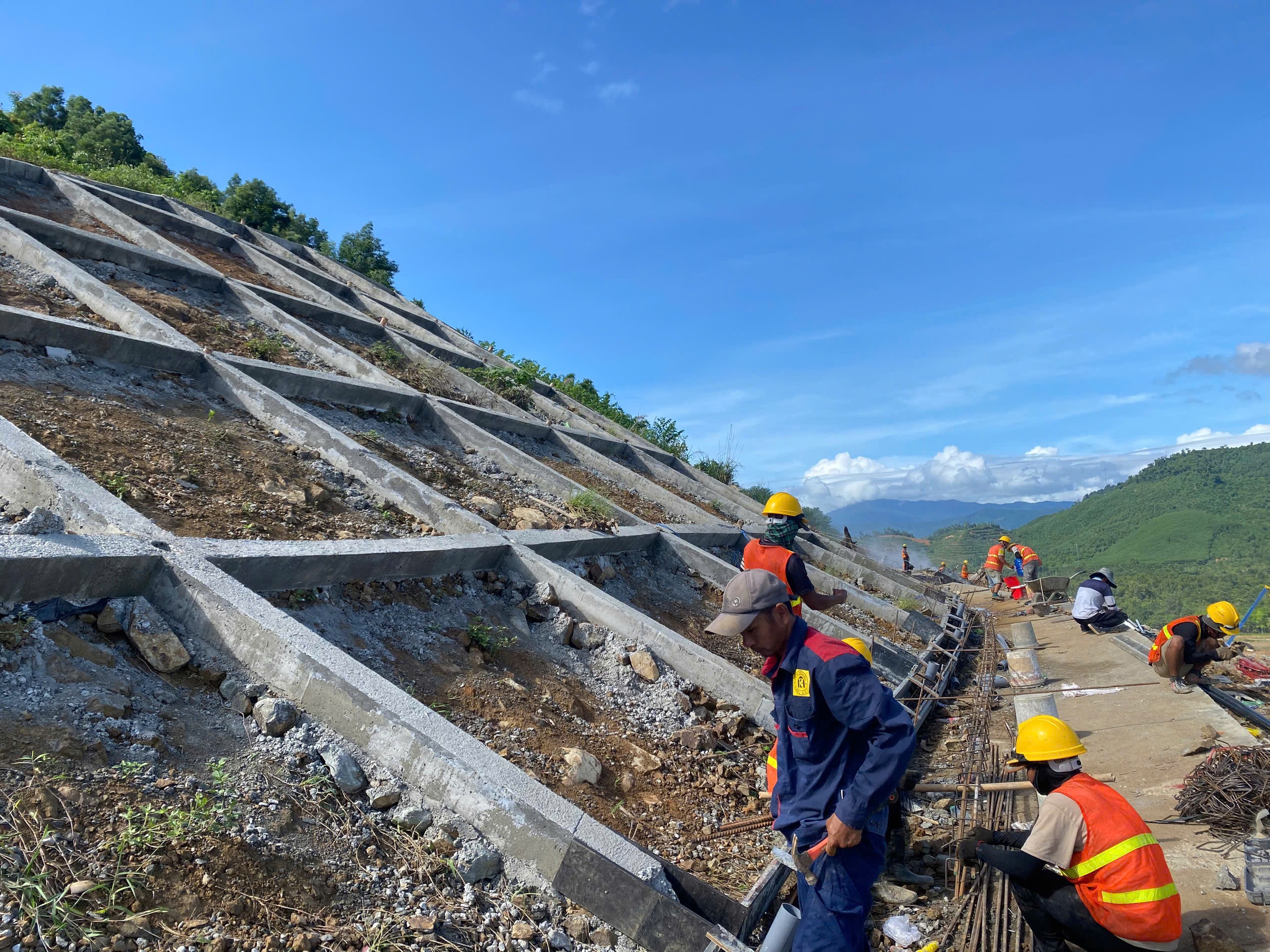Xem tiến độ thi công cao tốc Vân Phong - Nha Trang - Ảnh 4.
