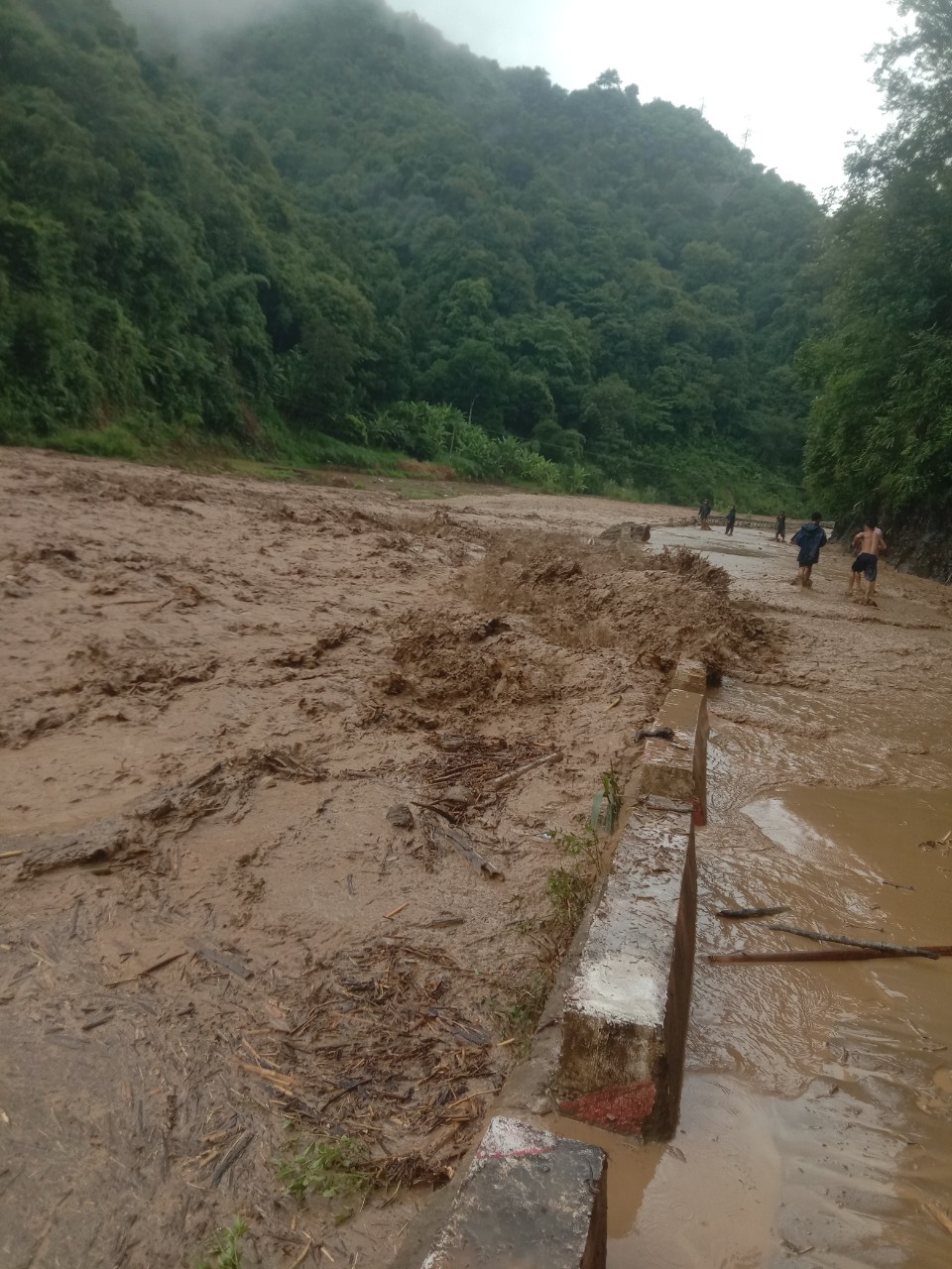 Ứng phó, khắc phục hậu quả thiên tai - Kỳ 4: Bất cập cơ chế xử lý, khắc phục khẩn cấp thiệt hại cầu đường- Ảnh 1. Ứng phó, khắc phục hậu quả thiên tai - Kỳ 4: Bất cập cơ chế xử lý, khắc phục khẩn cấp thiệt hại cầu đường- Ảnh 1.