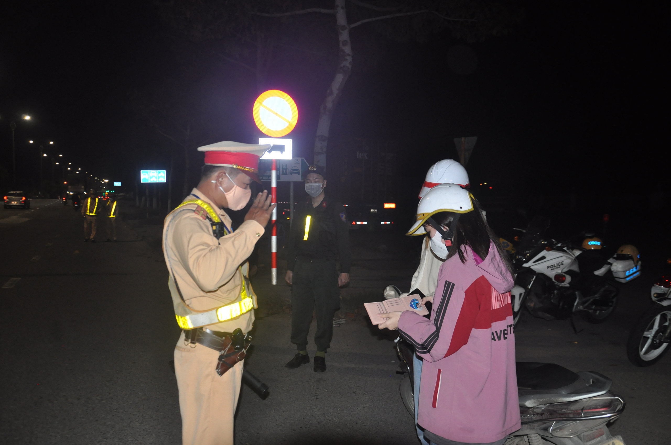 CSGT Đà Nẵng tăng cường biện pháp đảm bảo TTATGT - Ảnh 2.