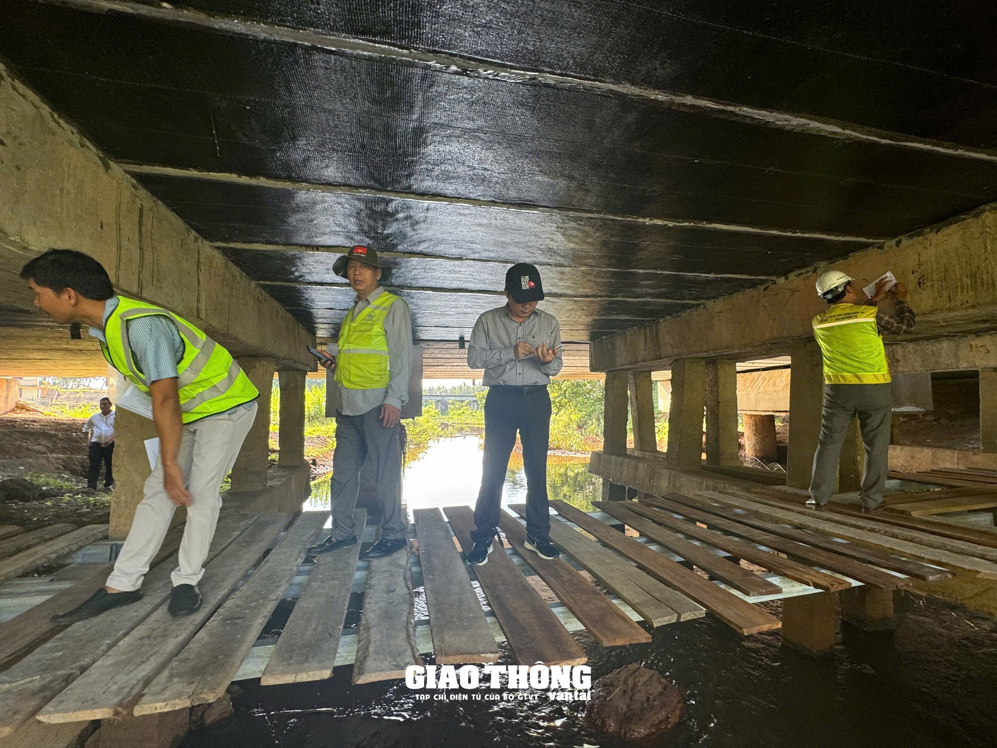 Cận cảnh kiểm tra 