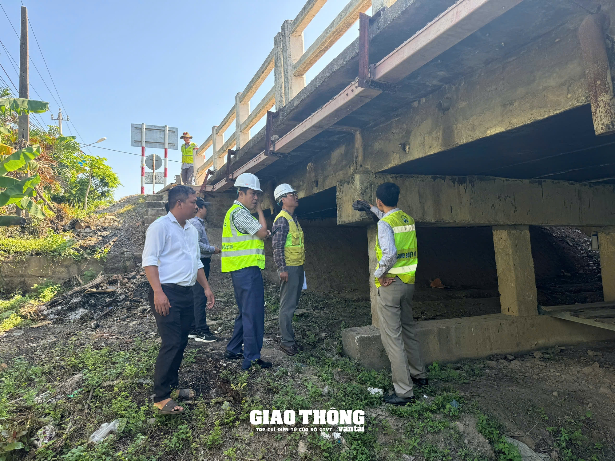 Cận cảnh kiểm tra 