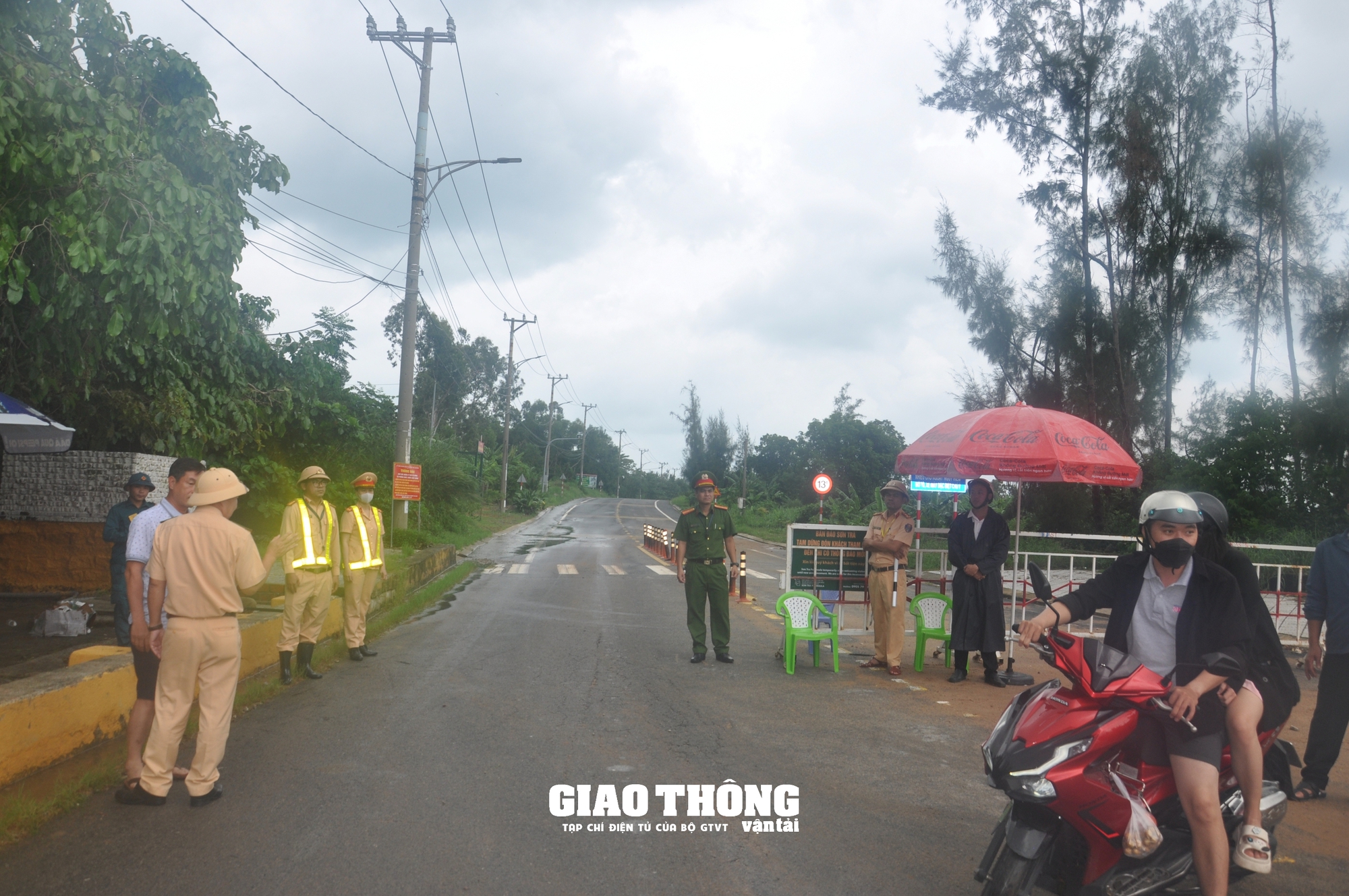 Khẩn trương thi công, sửa chữa các tuyến đường trên bán đảo Sơn Trà, đảm bảo ATGT phục vụ hoạt động du lịch - Ảnh 1.