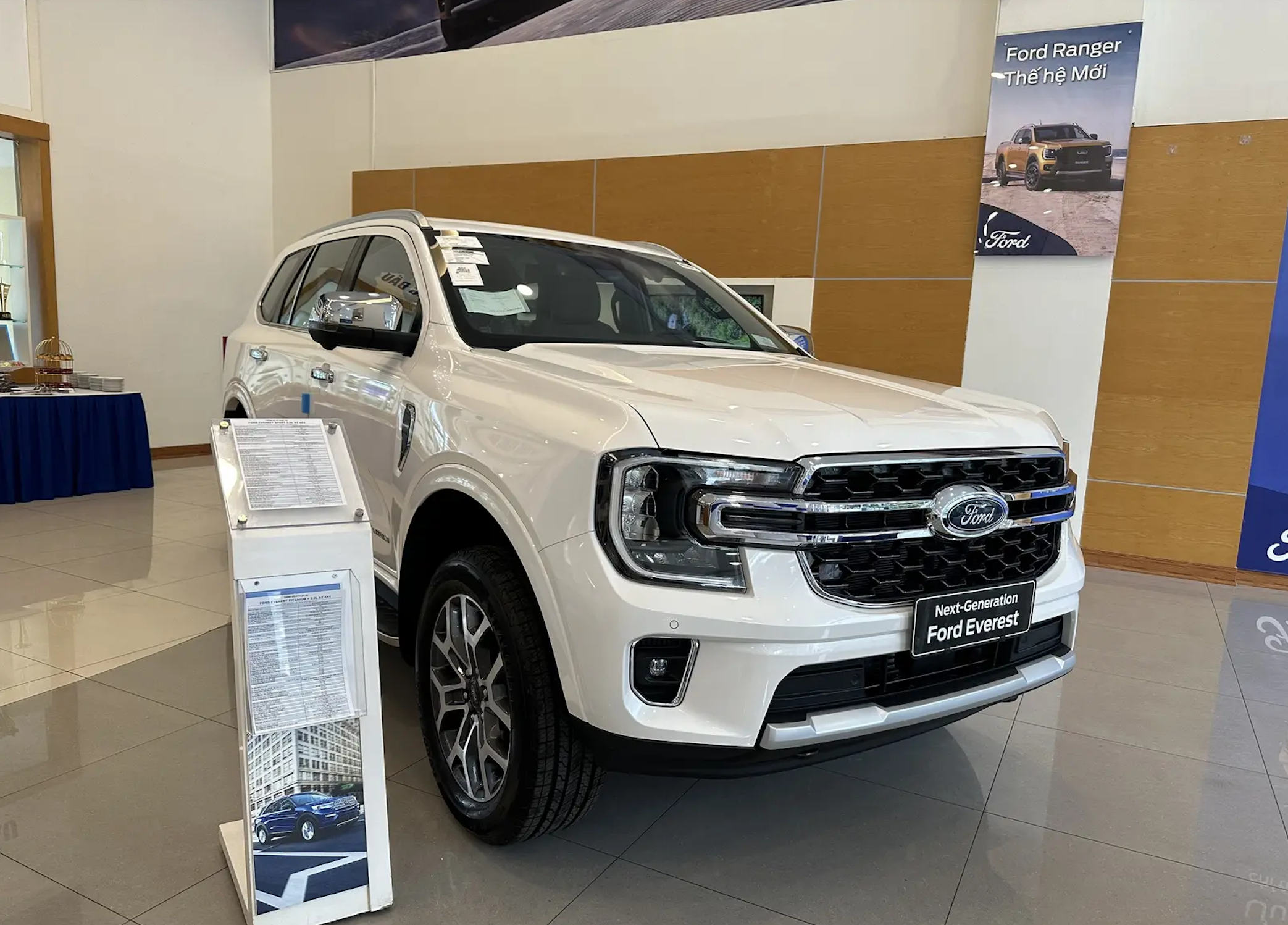 Giá xe Ford Everest lăn bánh tháng 1/2025: Giảm không phanh để xả kho- Ảnh 1.