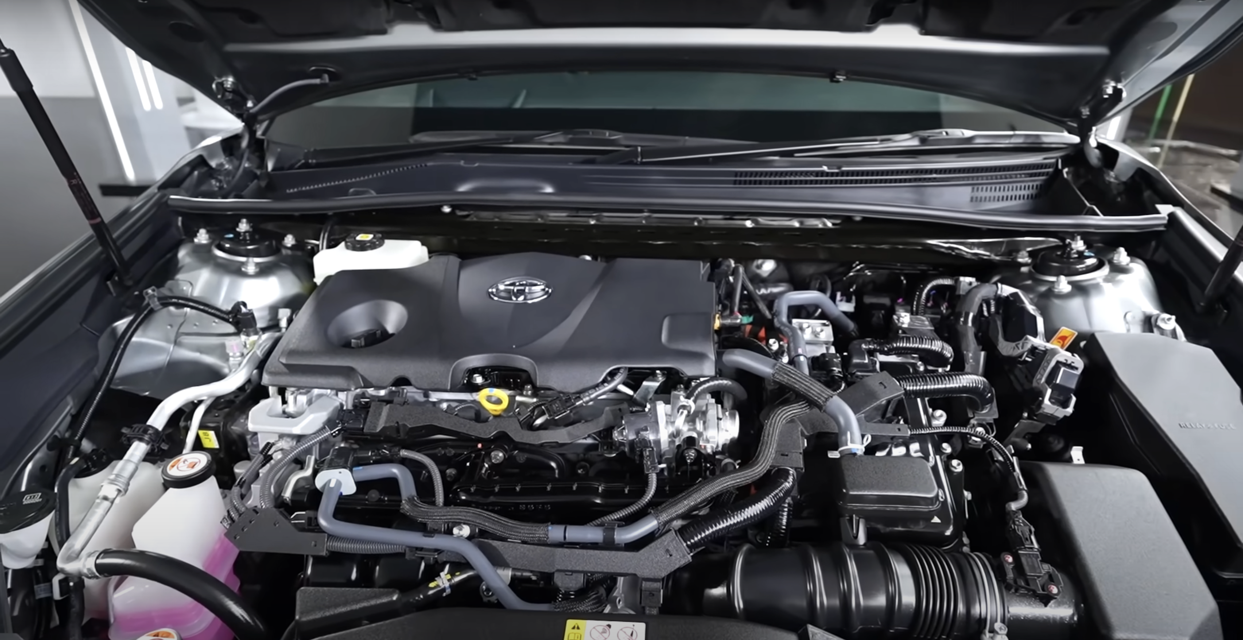 Ảnh thực tế Toyota Camry 2025: Nội thất quá khác biệt, động cơ chỉ còn Hybrid - Ảnh 6.