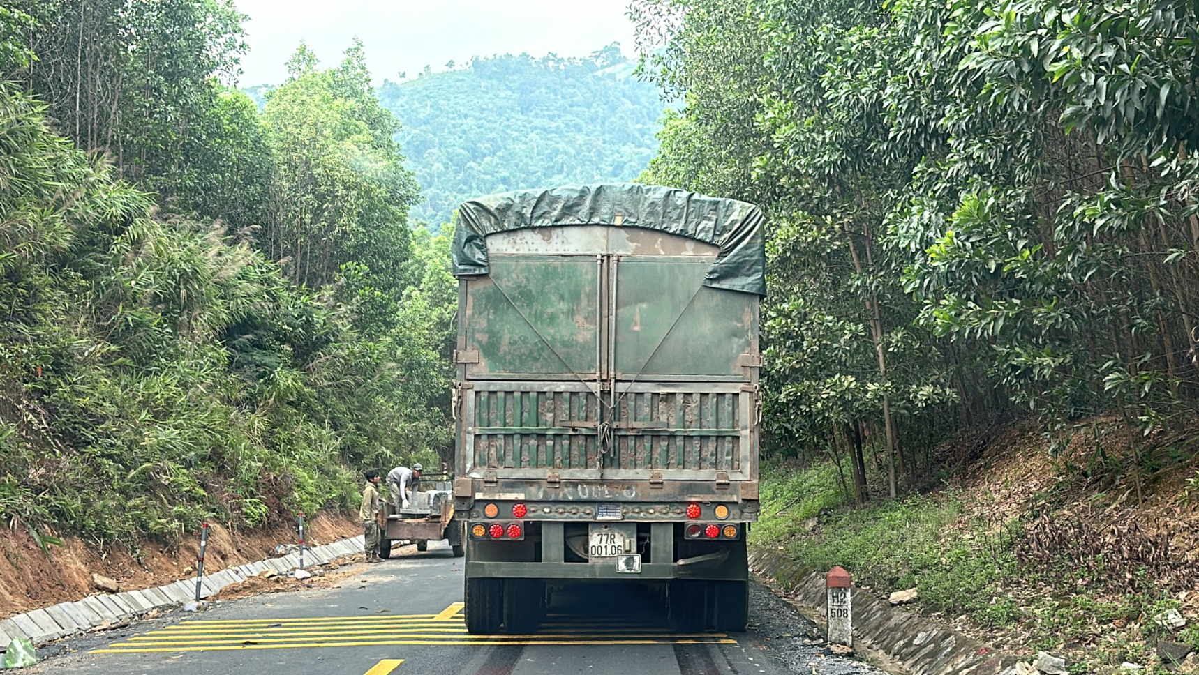 Xe đầu kéo chở cát quá tải hơn 400% chạy xuyên 3 tỉnh: Vừa bị phạt lại tái phạm nghiêm trọng hơn- Ảnh 1.