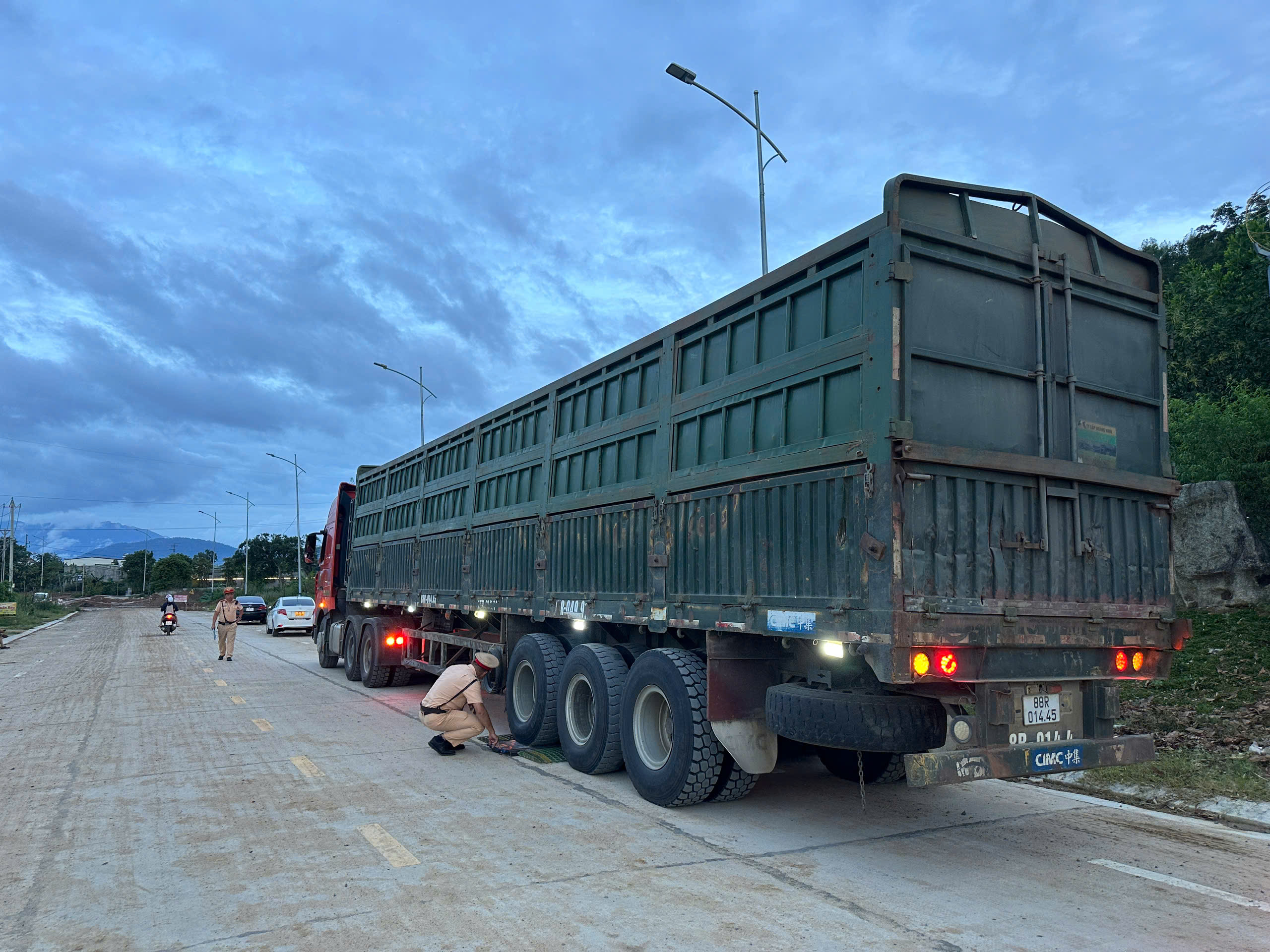 Xe đầu kéo chở cát quá tải hơn 400% chạy xuyên 3 tỉnh: Vừa bị phạt lại tái phạm nghiêm trọng hơn- Ảnh 3.