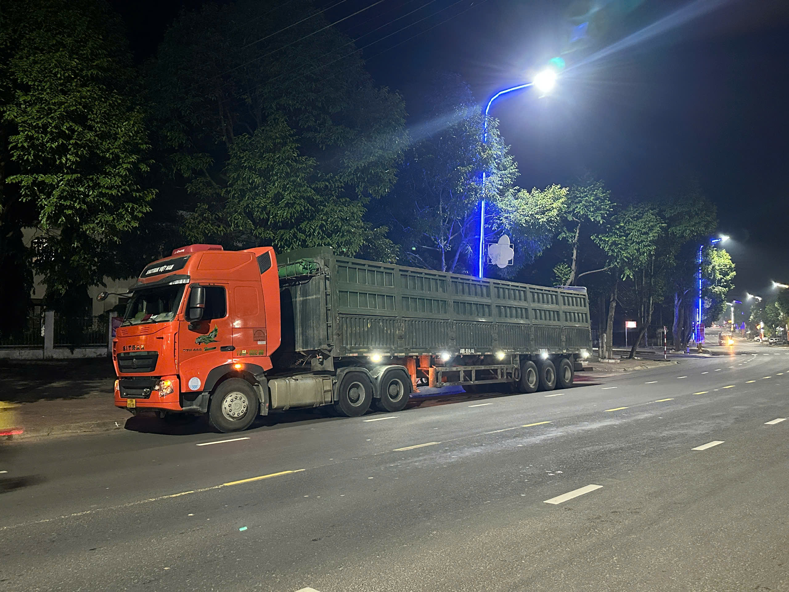 Xe đầu kéo chở cát quá tải hơn 400% chạy xuyên 3 tỉnh: Vừa bị phạt lại tái phạm nghiêm trọng hơn- Ảnh 2.