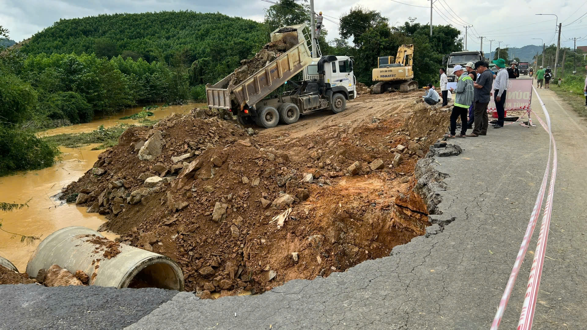 Ứng phó, khắc phục hậu quả thiên tai - Kỳ 1: Thiên tai tác hại hàng đầu với công trình giao thông- Ảnh 4.