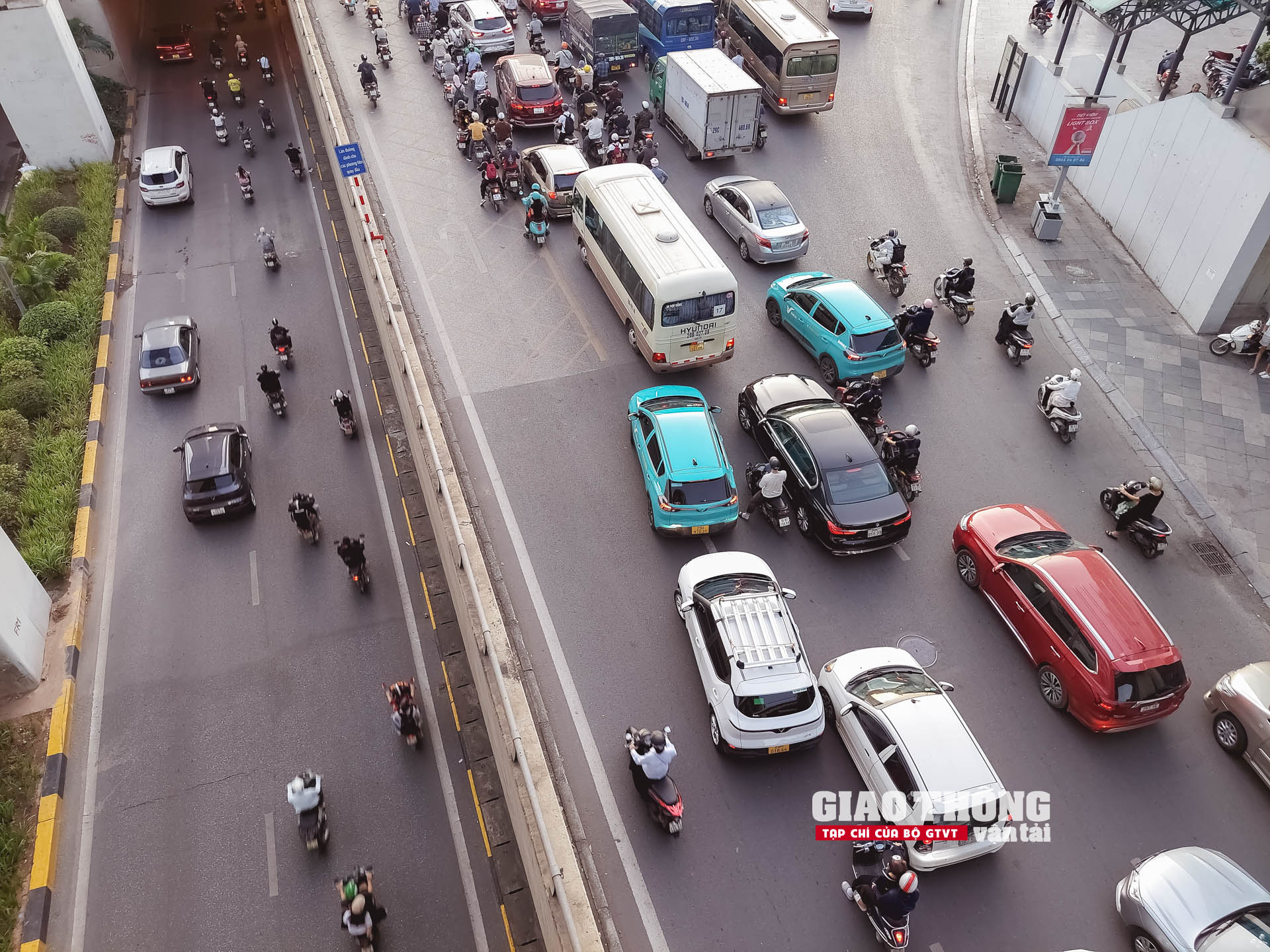 CSGT căng mình làm 