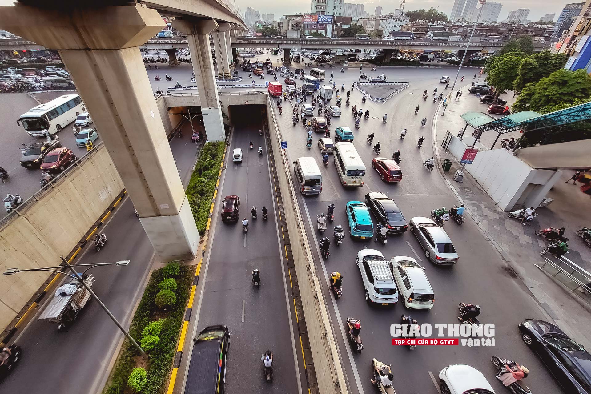 CSGT căng mình làm 