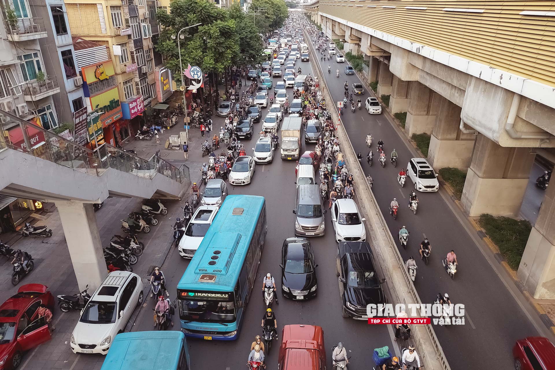 CSGT căng mình làm 
