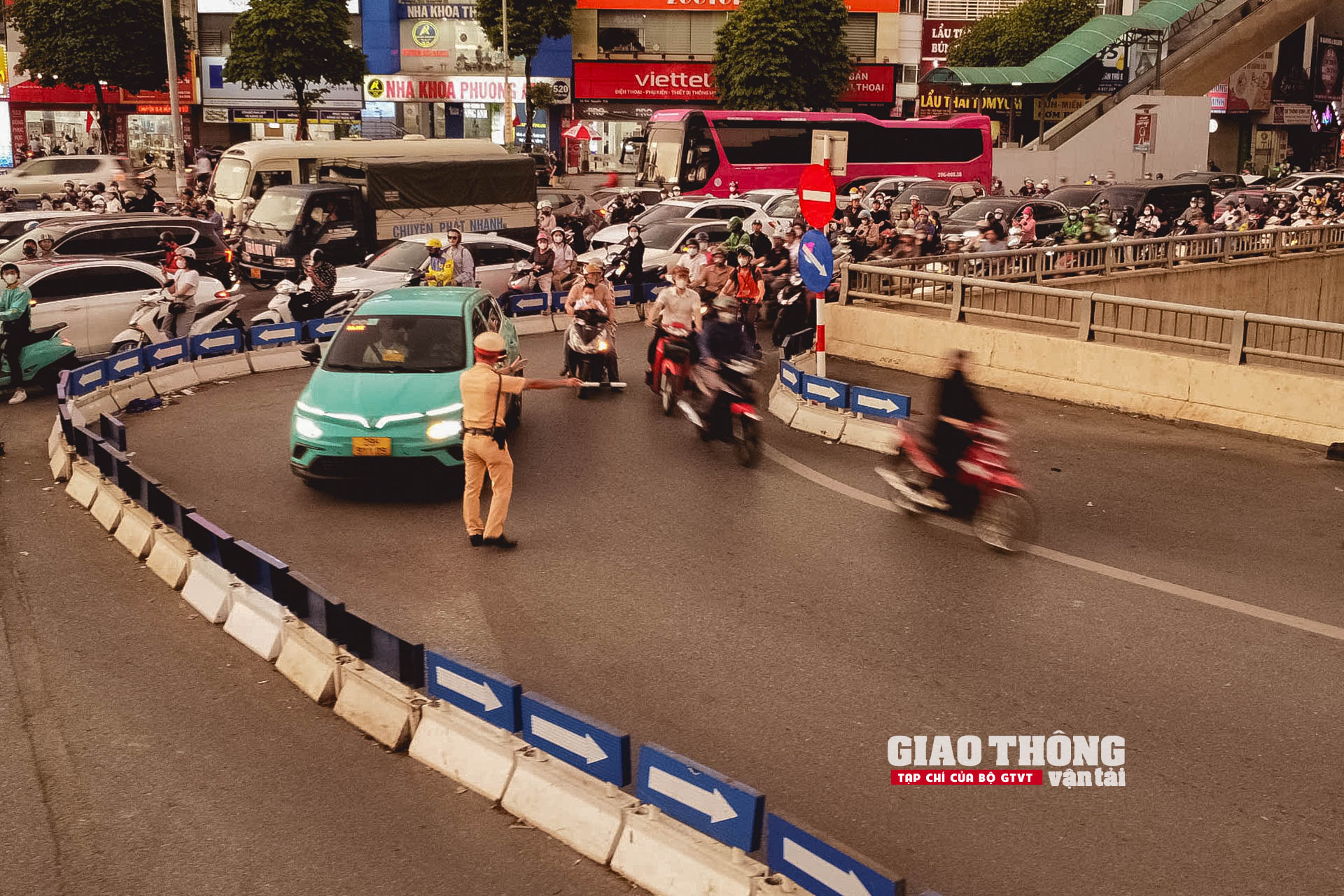 CSGT căng mình làm 