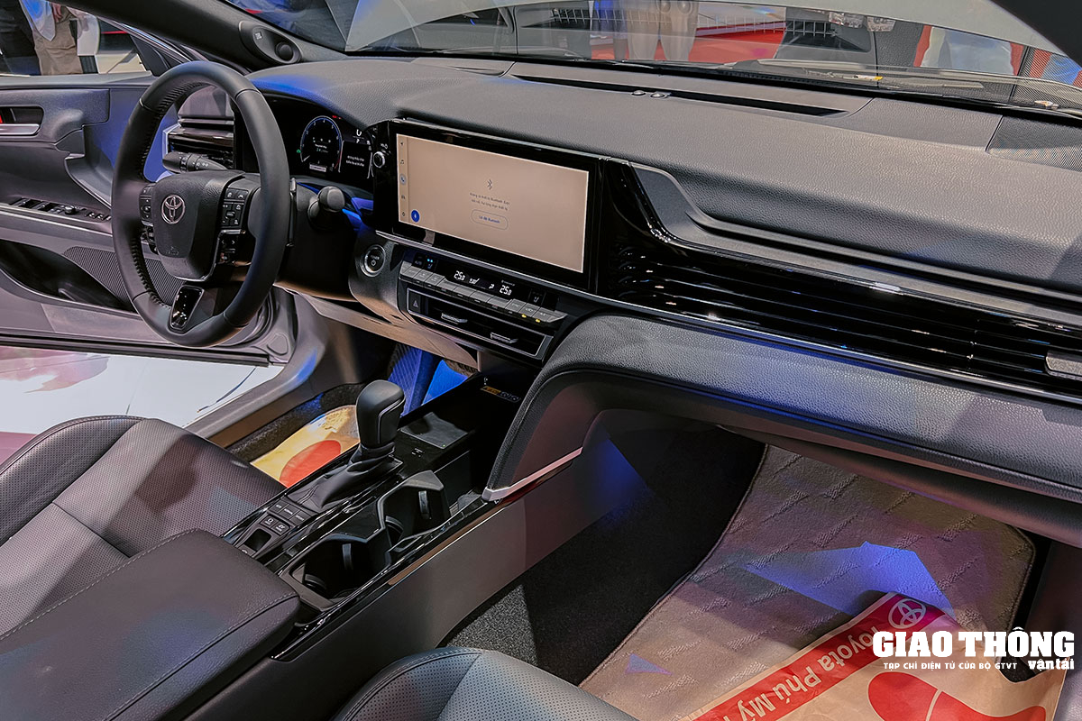 Cận cảnh Toyota Camry mới vừa ra mắt Việt Nam: 