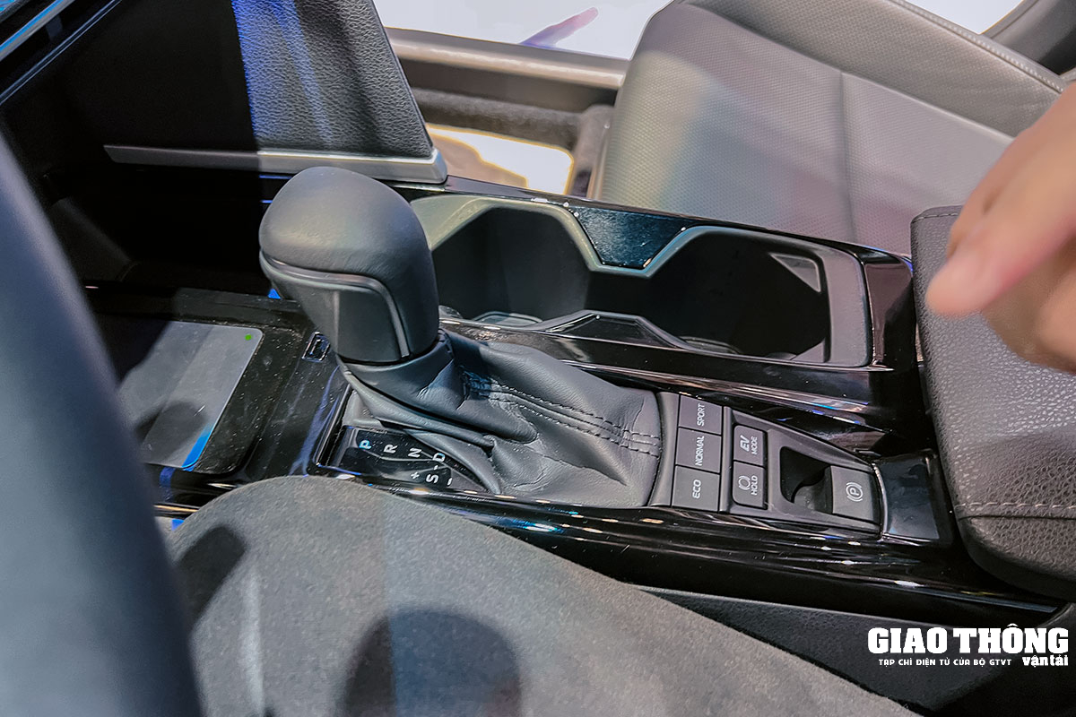 Cận cảnh Toyota Camry mới vừa ra mắt Việt Nam: 