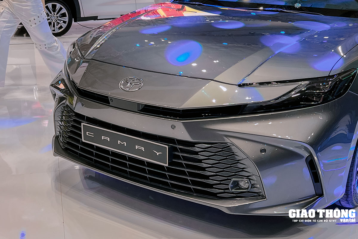 Cận cảnh Toyota Camry mới vừa ra mắt Việt Nam: 