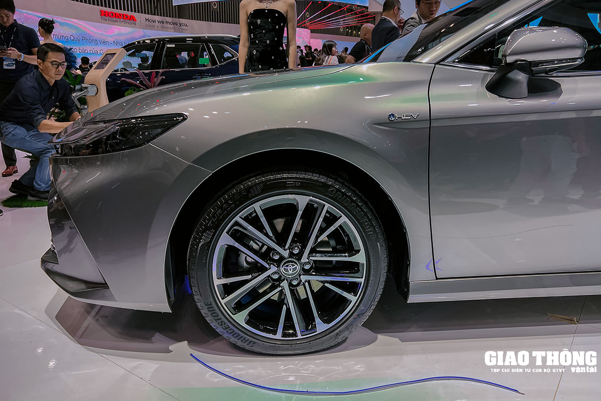 Cận cảnh Toyota Camry mới vừa ra mắt Việt Nam: 