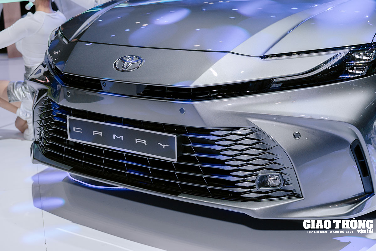 Cận cảnh Toyota Camry mới vừa ra mắt Việt Nam: 