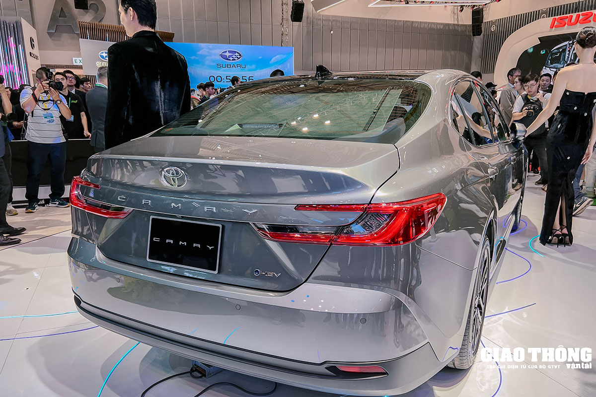 Cận cảnh Toyota Camry mới vừa ra mắt Việt Nam: 