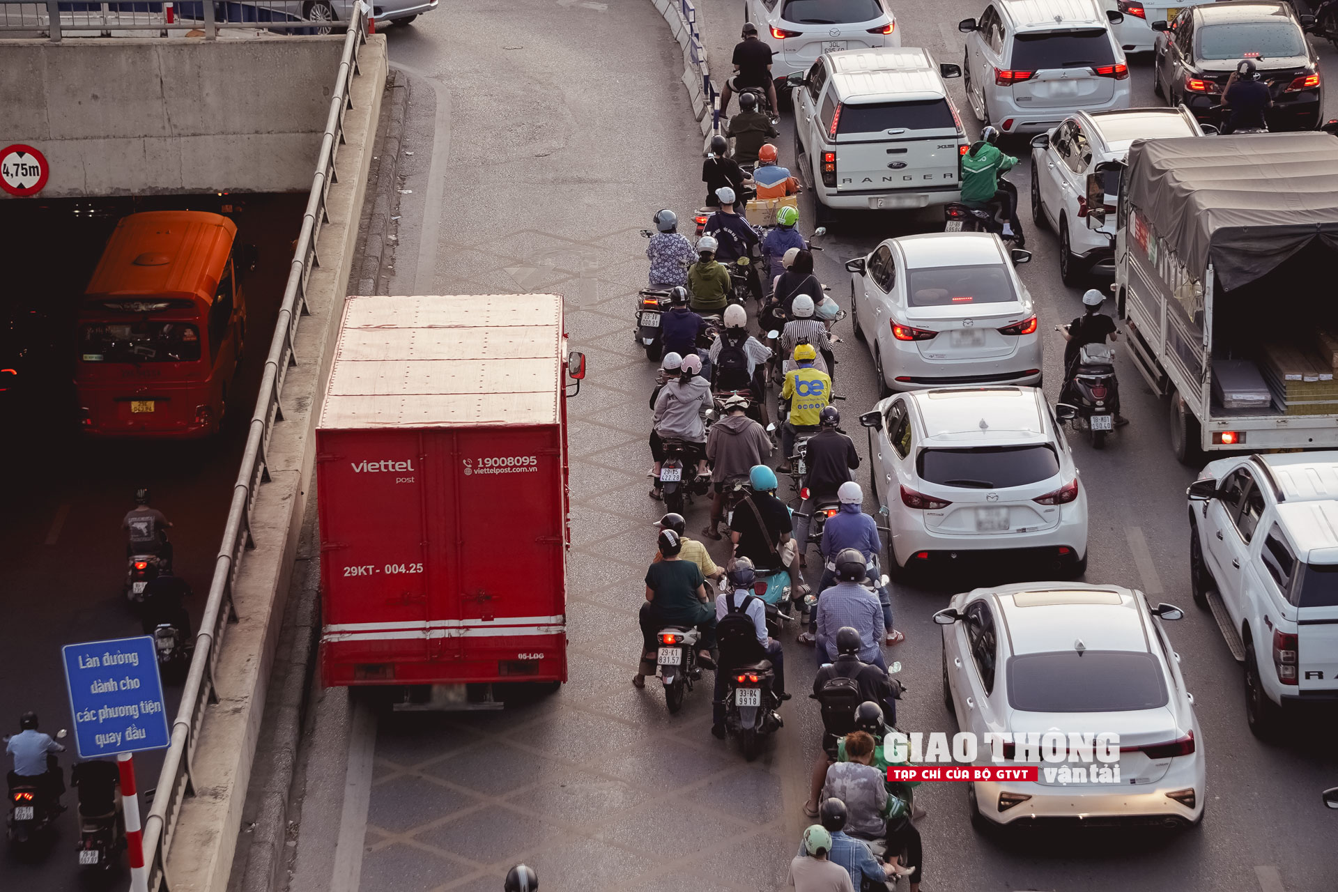 CSGT căng mình làm 