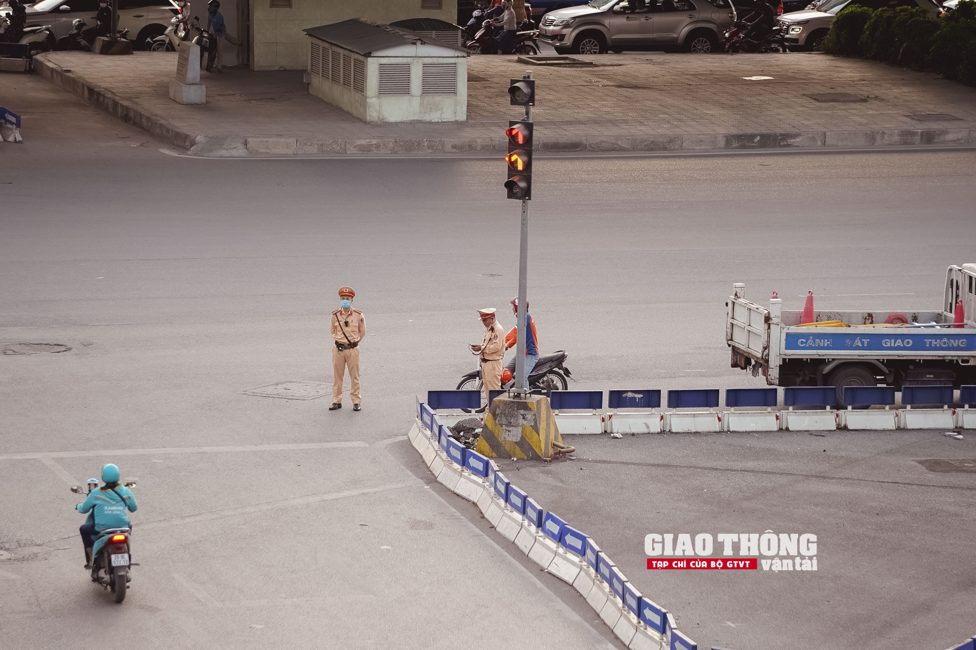 CSGT căng mình làm 