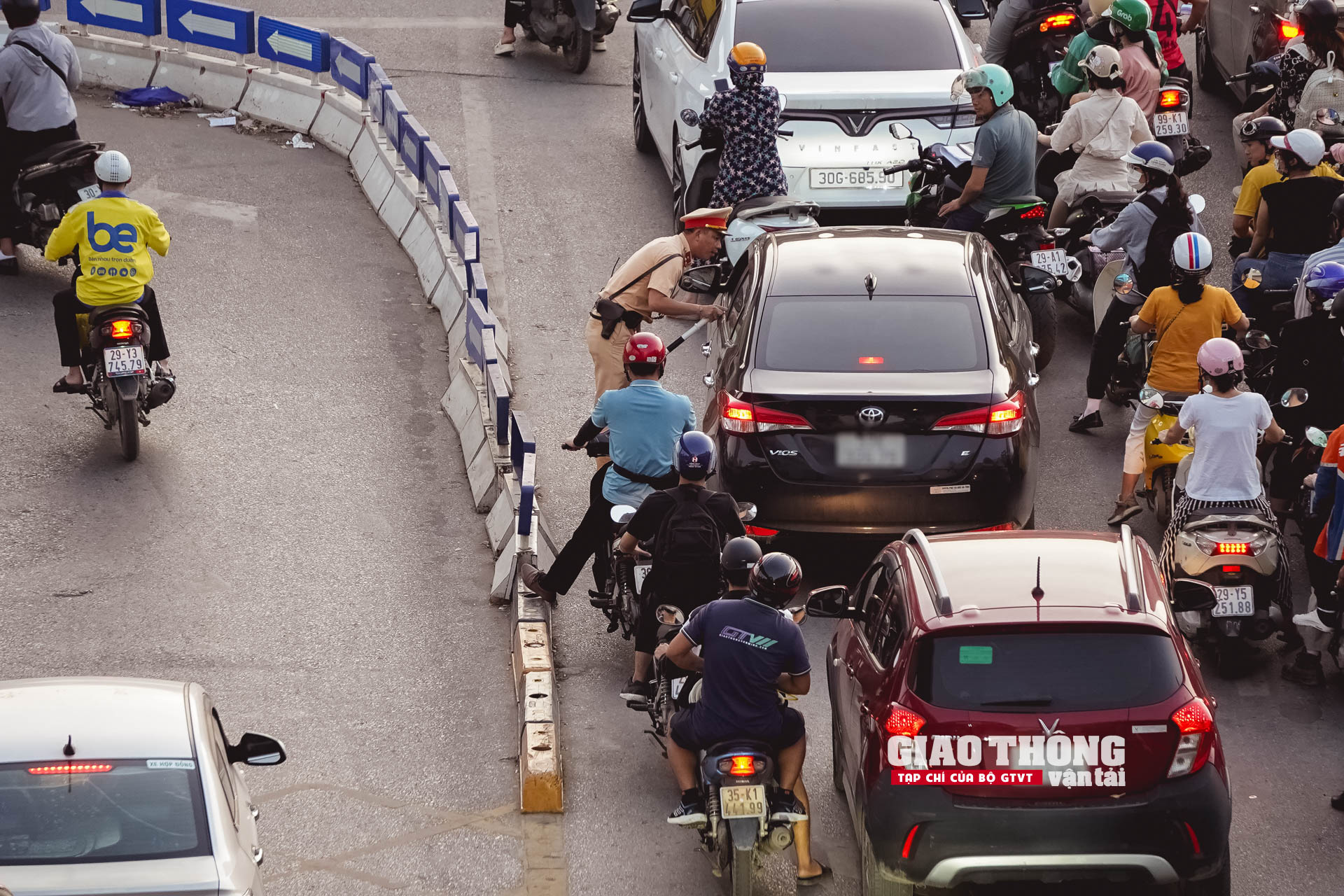 CSGT căng mình làm 