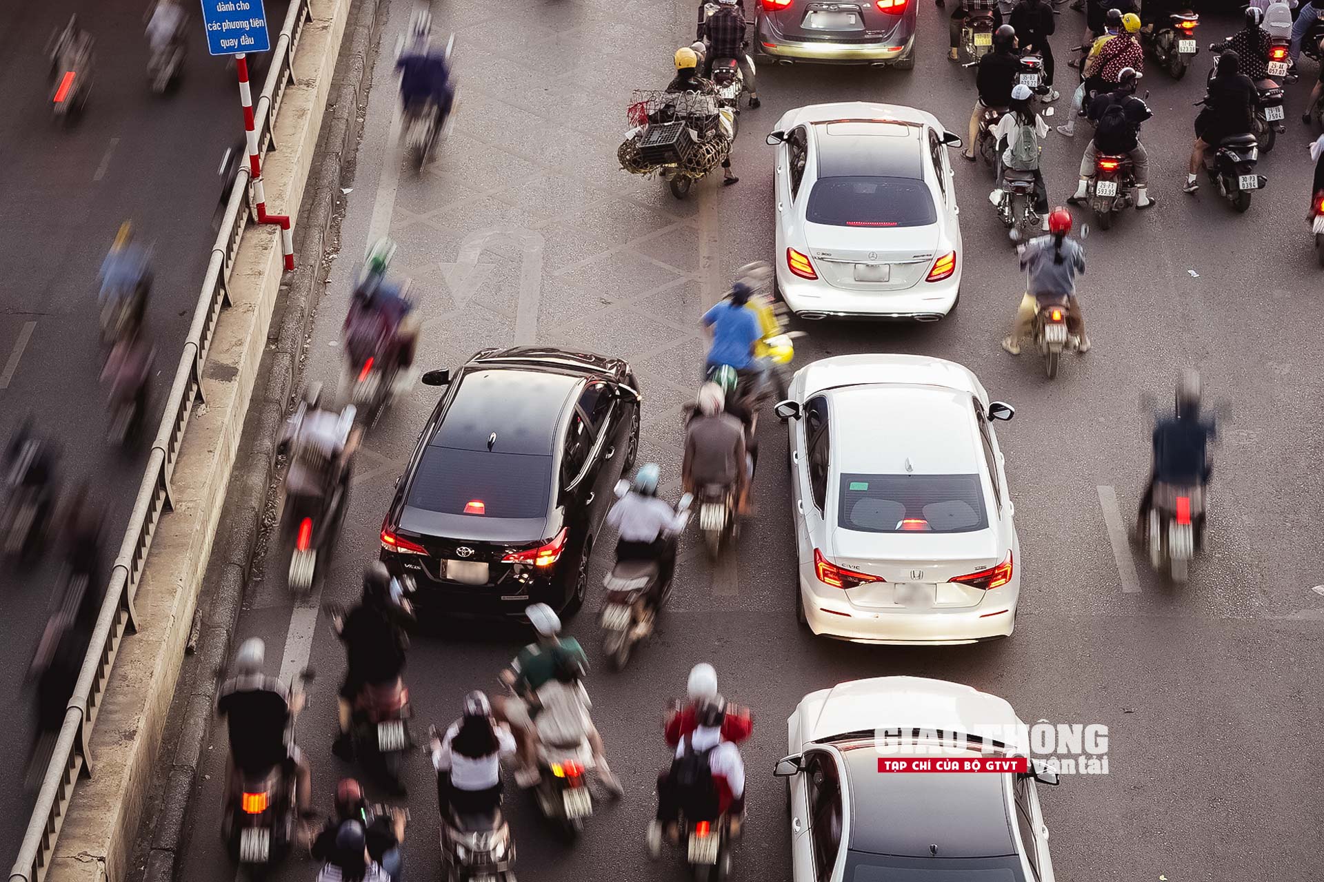 CSGT căng mình làm 