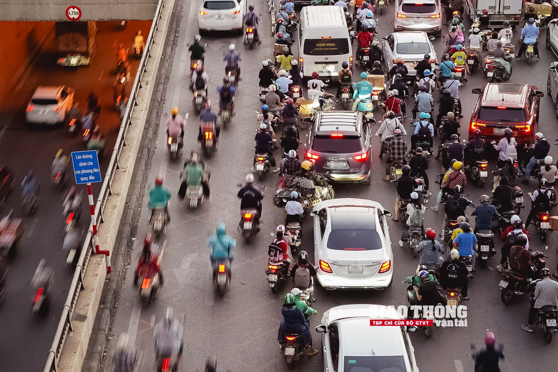 CSGT căng mình làm 