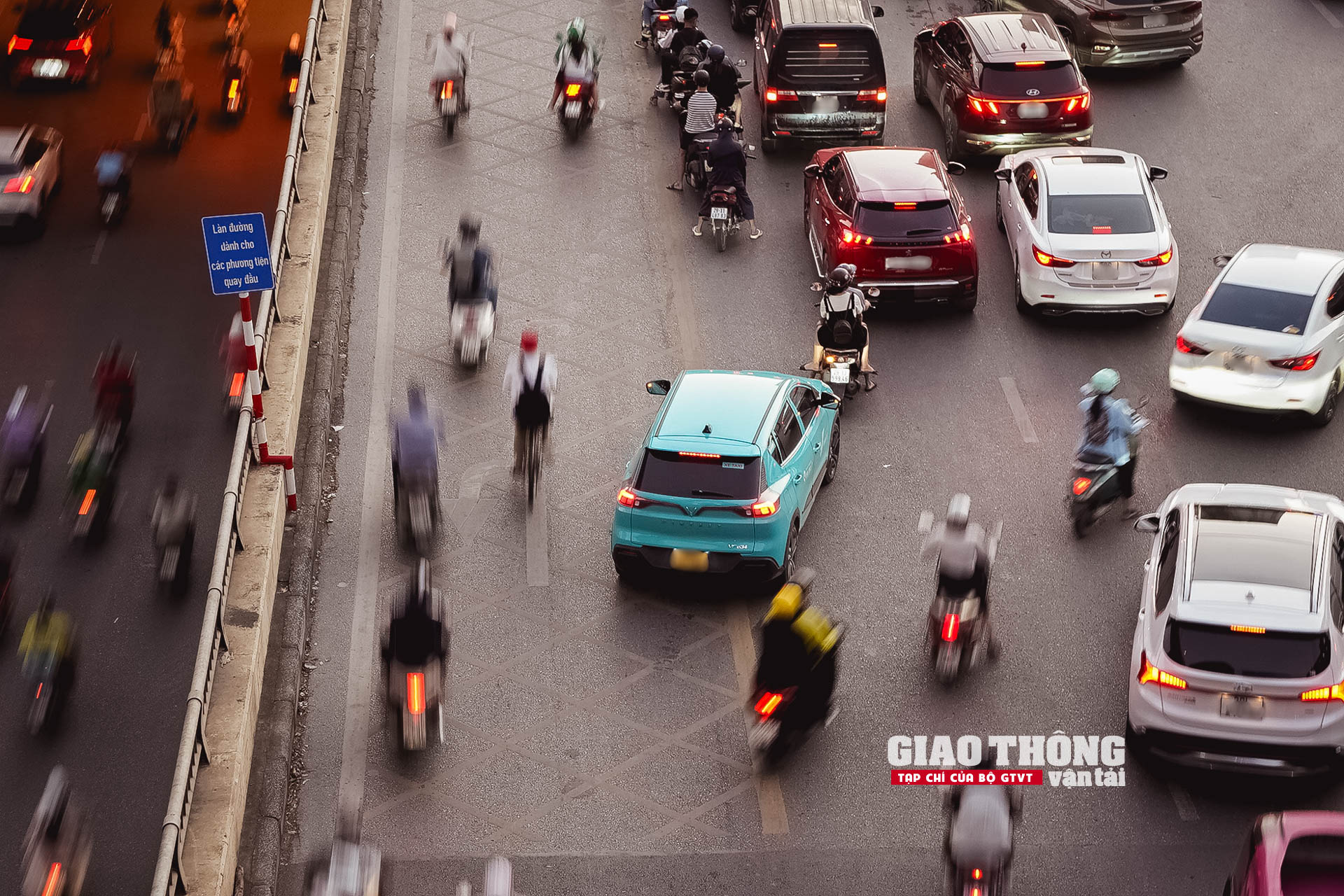 CSGT căng mình làm 