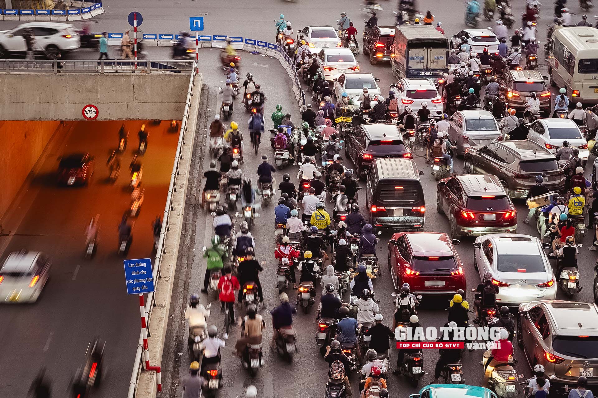 CSGT căng mình làm 