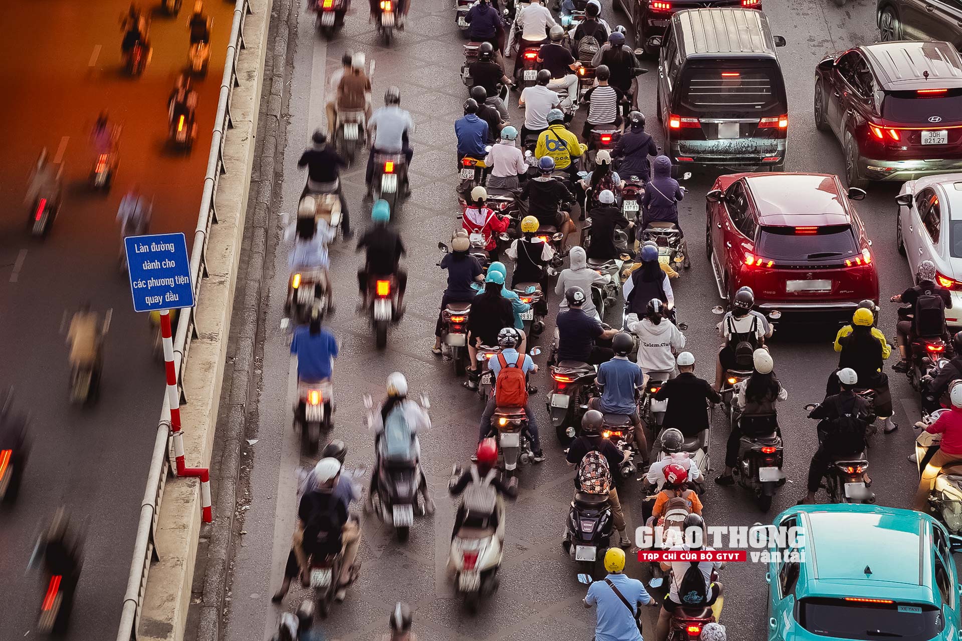 CSGT căng mình làm 