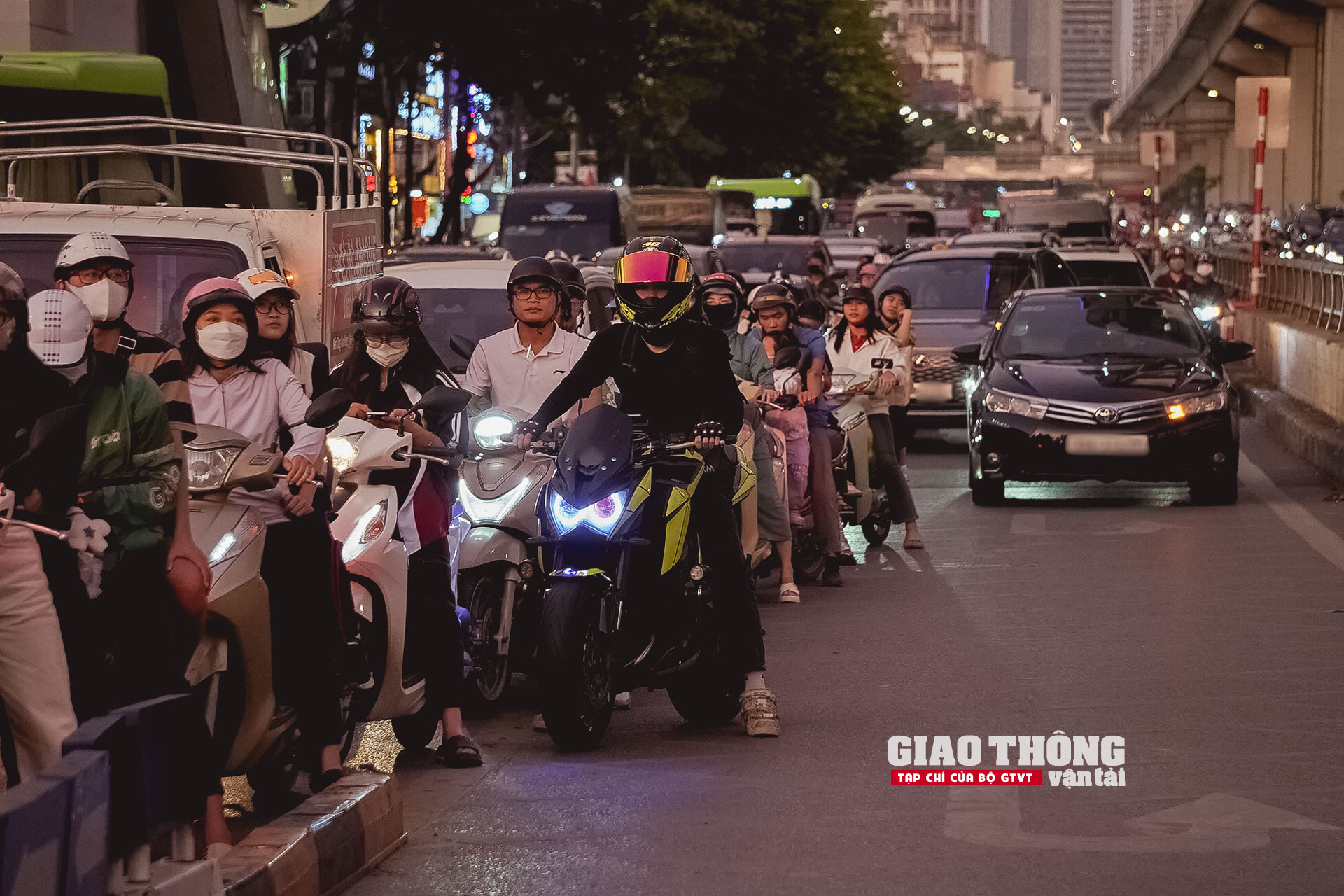 CSGT căng mình làm 