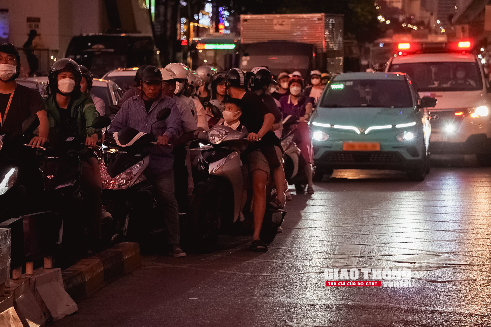 CSGT căng mình làm 