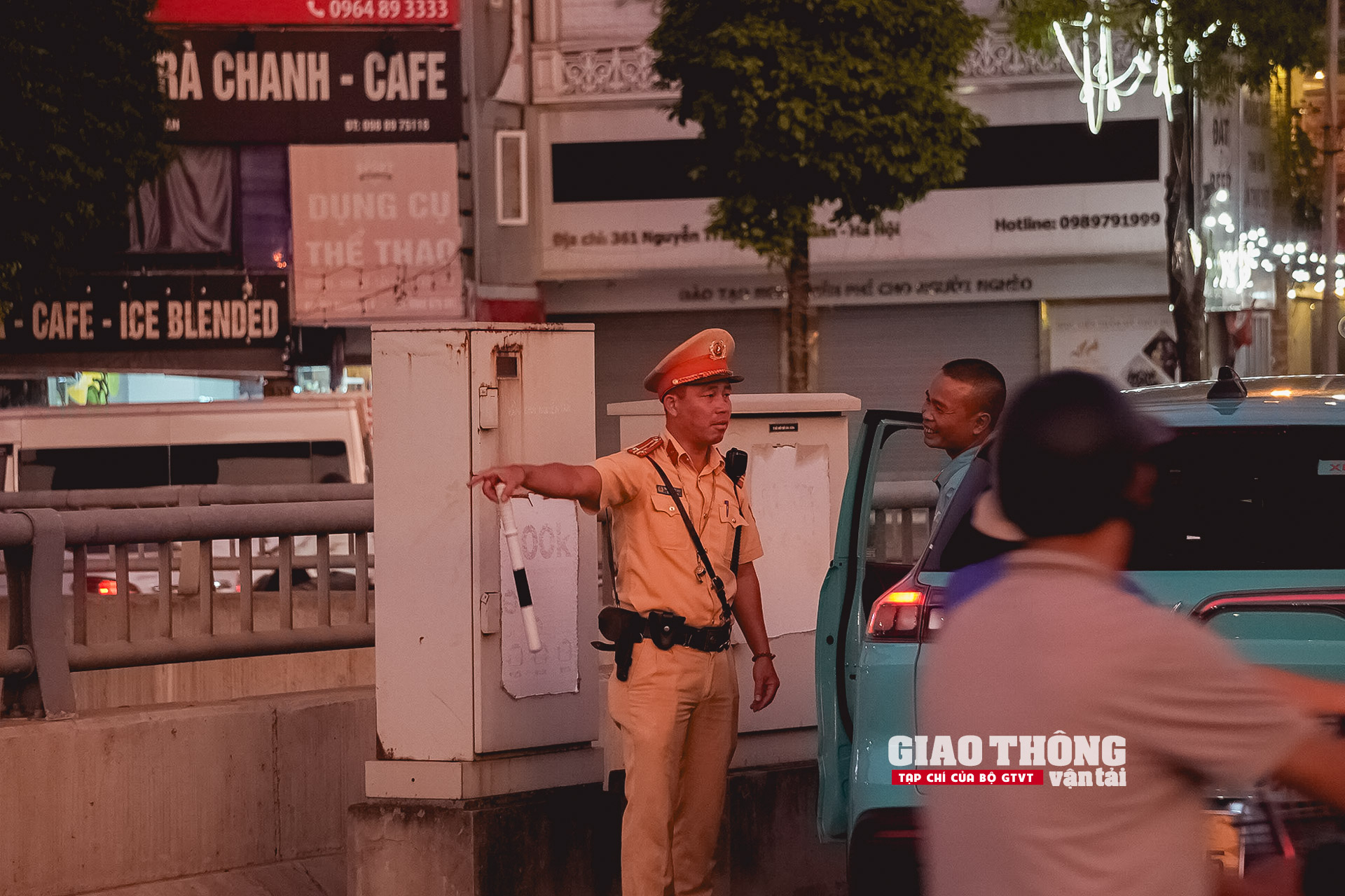 CSGT căng mình làm 